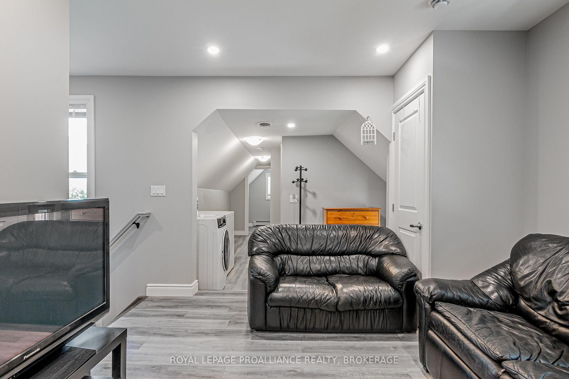 Photo 8 of 370 Barrie Street, Kingston, East of Sir John A. Blvd — HOMEH