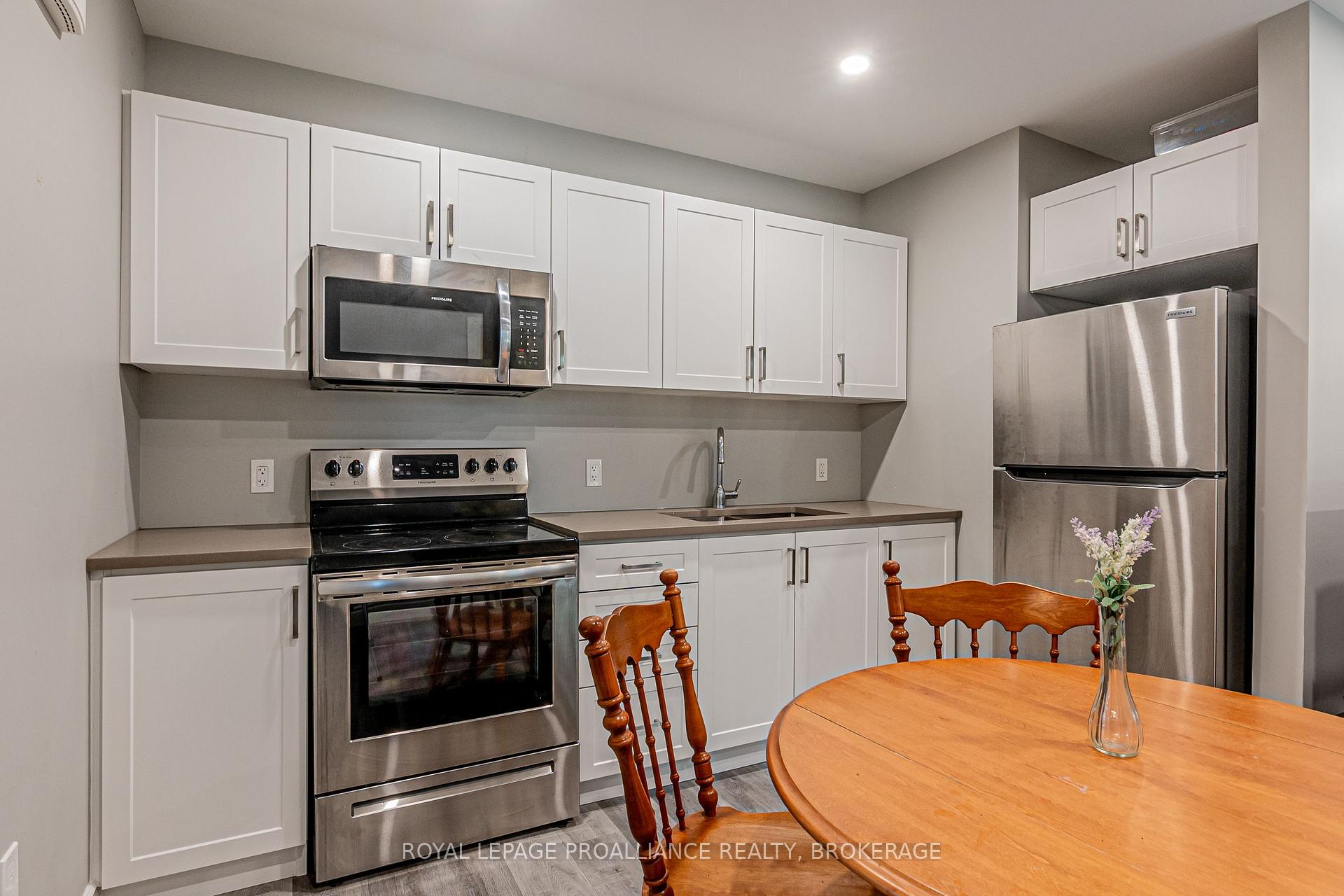 Photo 11 of 370 Barrie Street, Kingston, East of Sir John A. Blvd — HOMEH