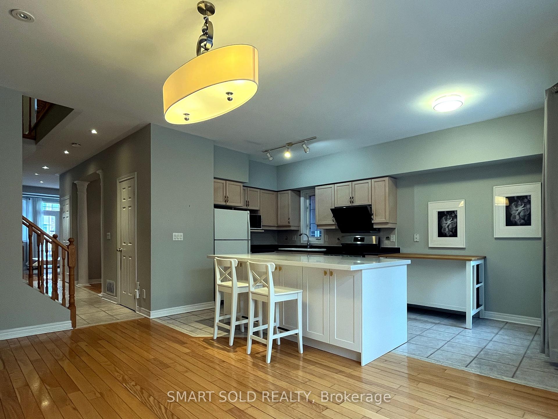 Photo 3 of 16 Crispin Court, Markham, Buttonville — HOMEH