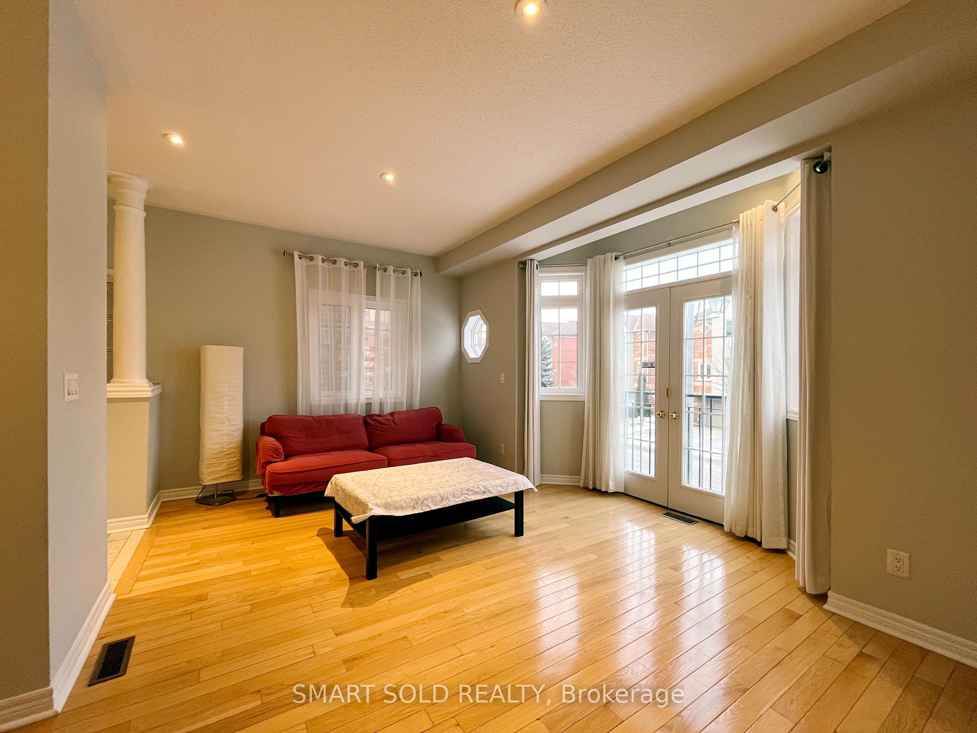 Photo 4 of 16 Crispin Court, Markham, Buttonville — HOMEH