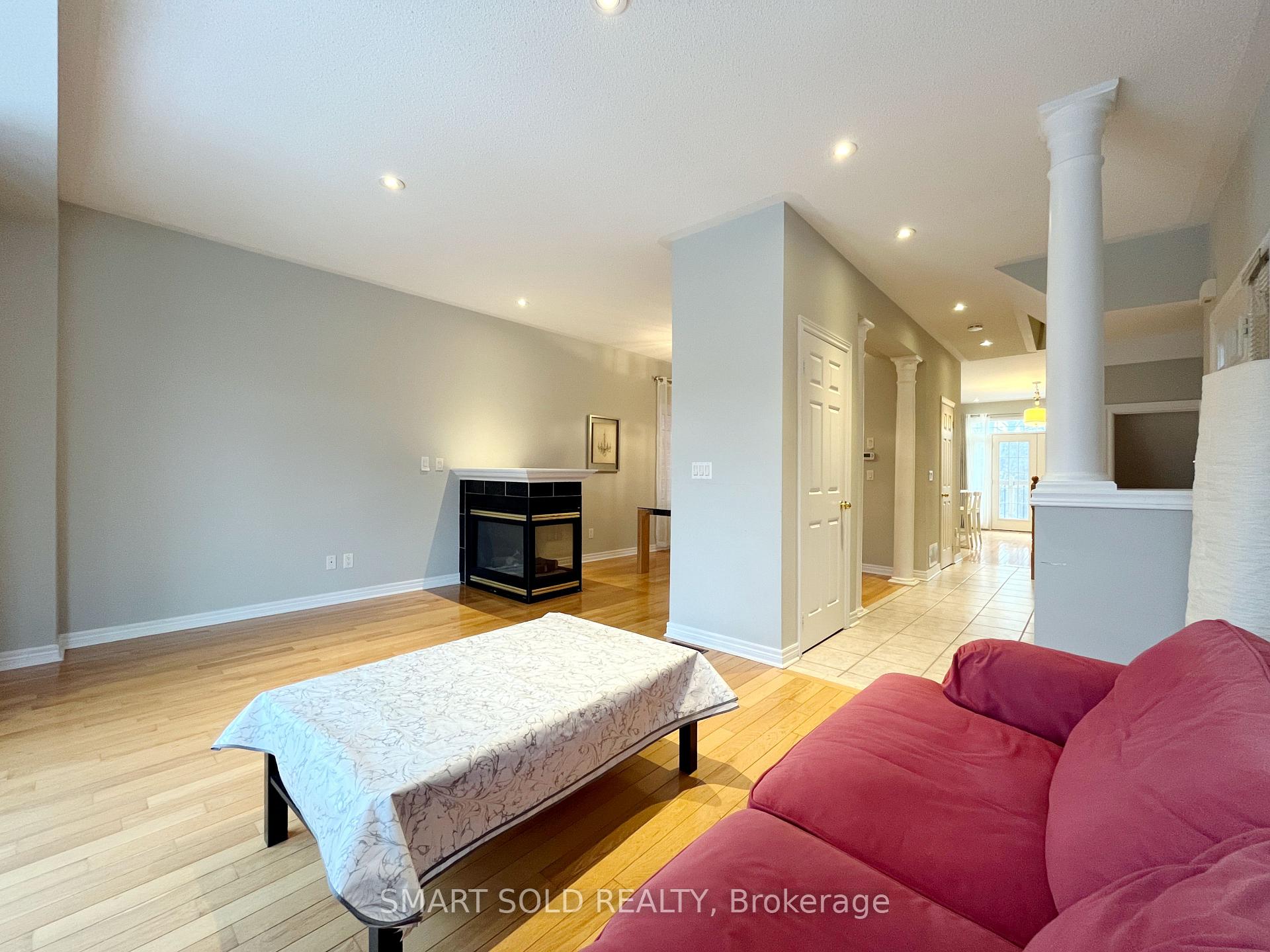 Photo 5 of 16 Crispin Court, Markham, Buttonville — HOMEH