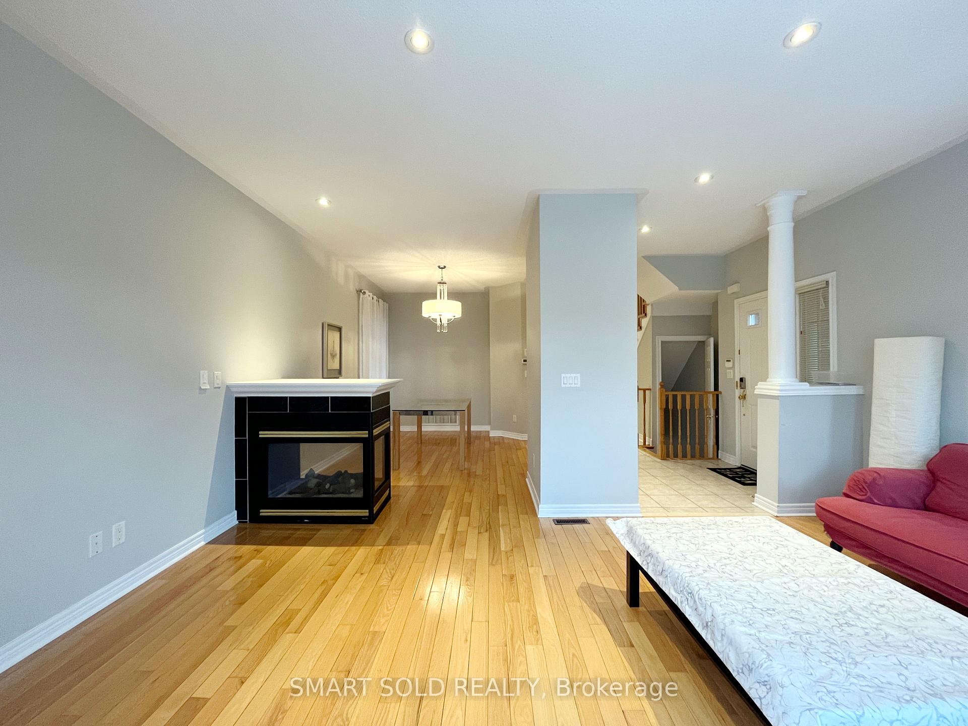 Photo 6 of 16 Crispin Court, Markham, Buttonville — HOMEH
