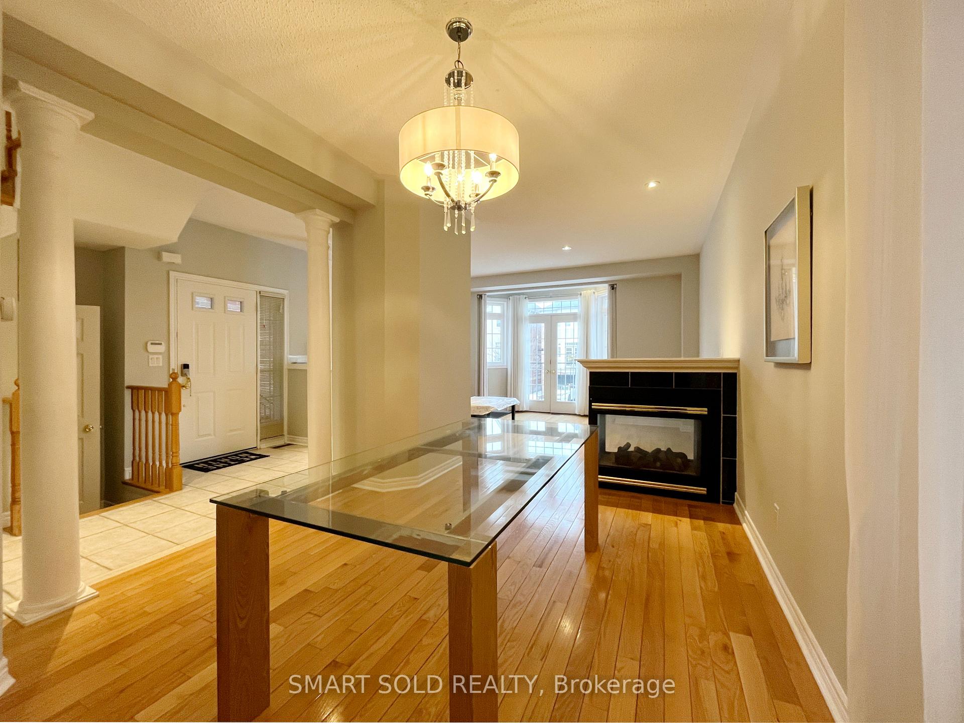 Photo 7 of 16 Crispin Court, Markham, Buttonville — HOMEH