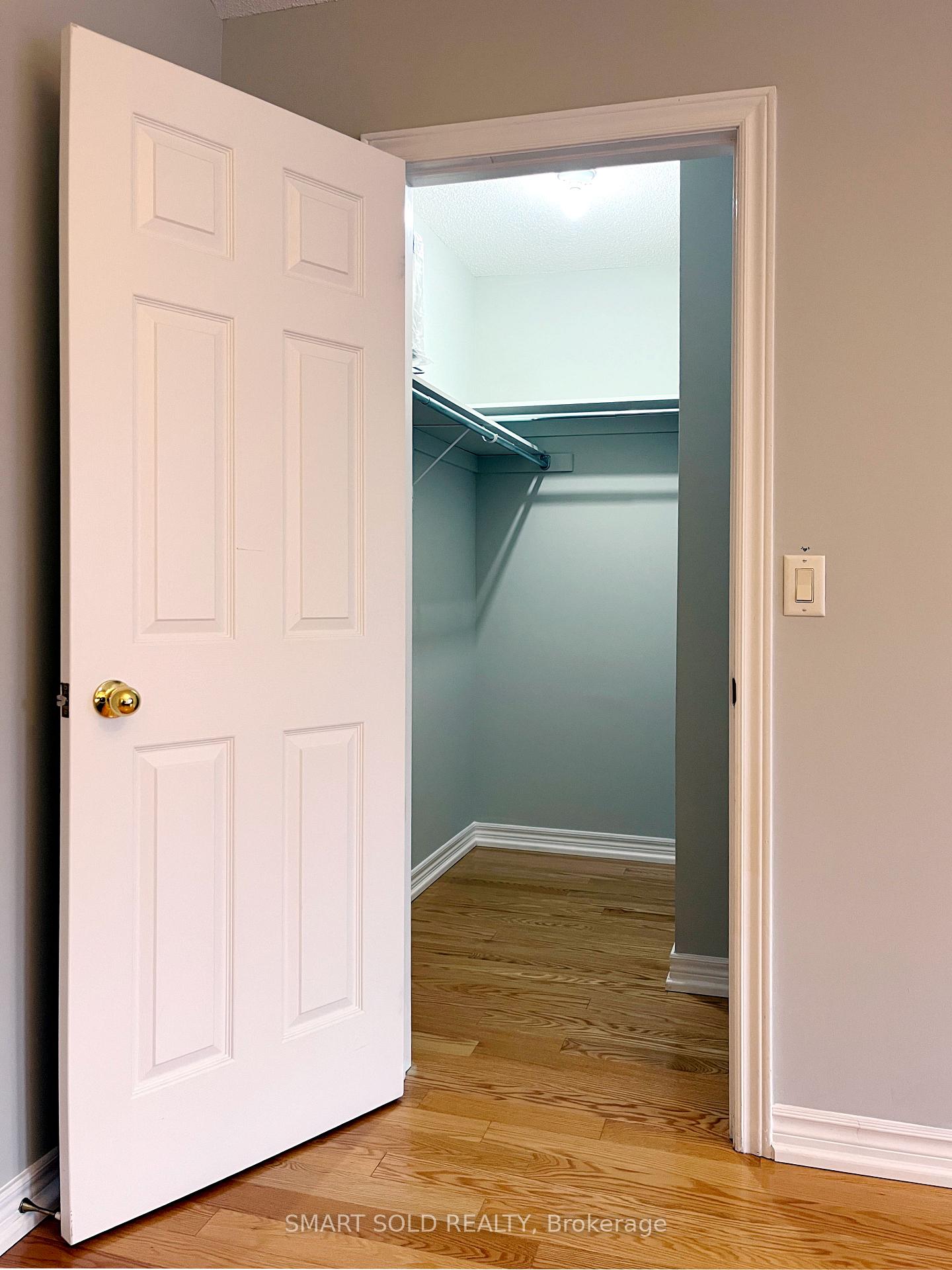 Photo 11 of 16 Crispin Court, Markham, Buttonville — HOMEH