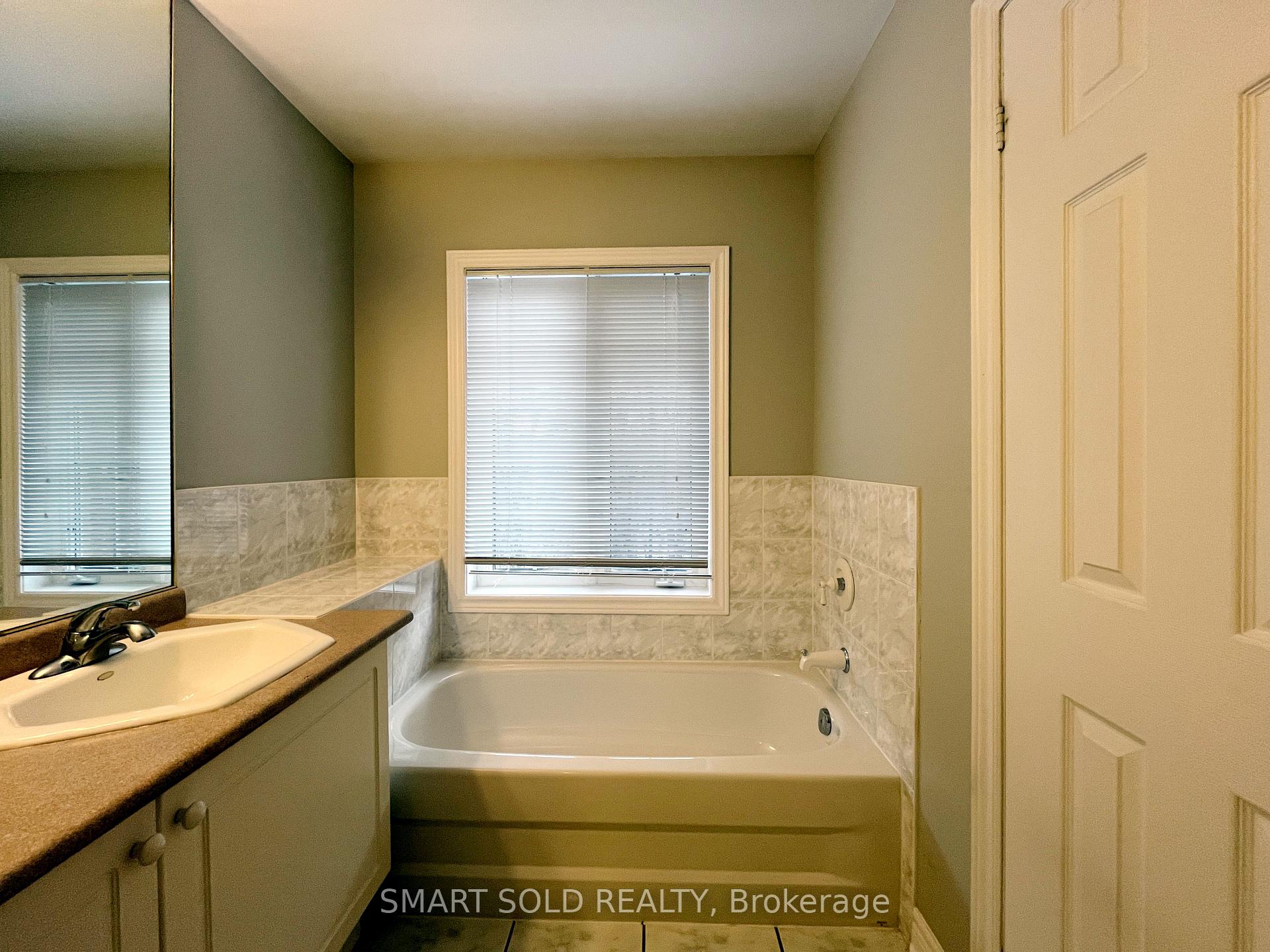 Photo 13 of 16 Crispin Court, Markham, Buttonville — HOMEH