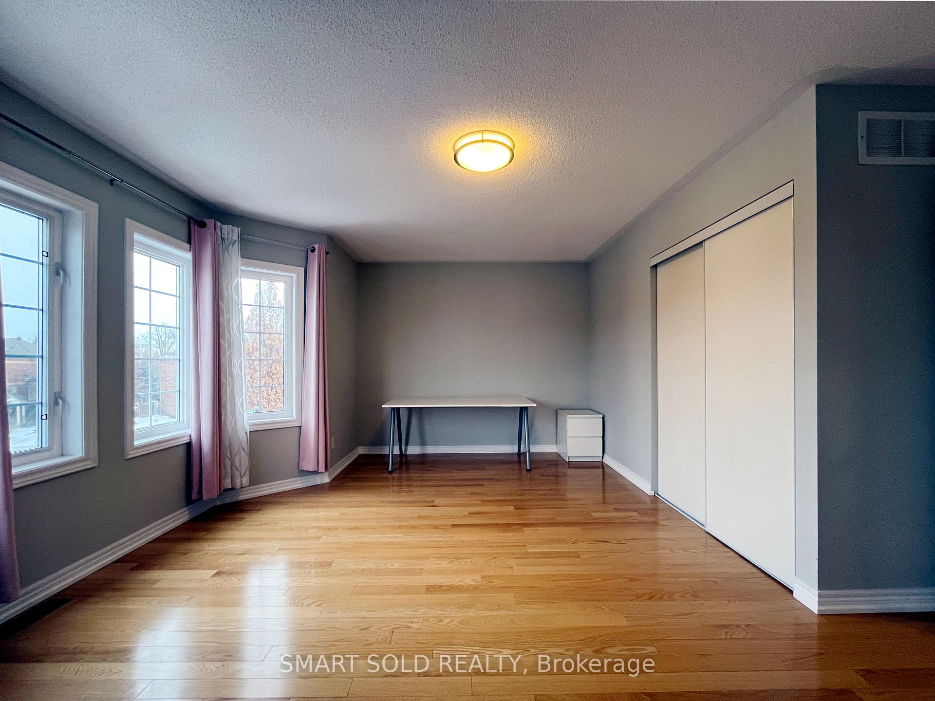 Photo 14 of 16 Crispin Court, Markham, Buttonville — HOMEH
