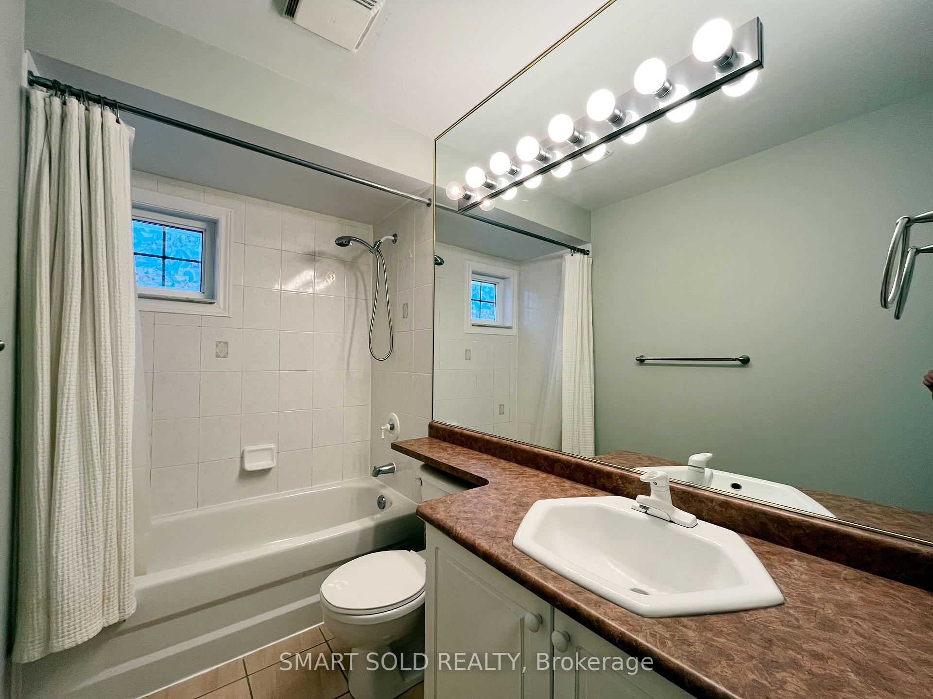 Photo 17 of 16 Crispin Court, Markham, Buttonville — HOMEH