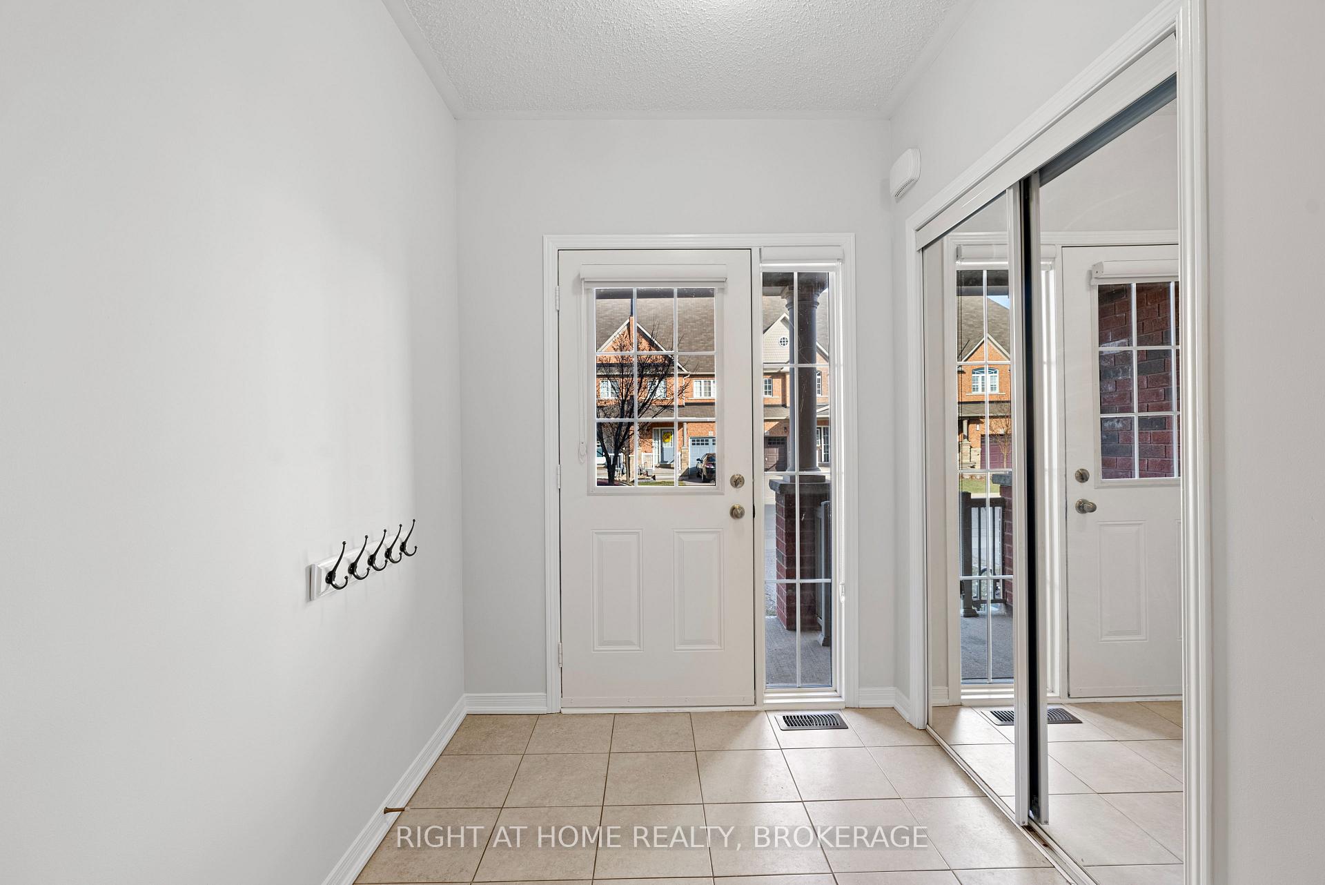 Photo 3 of 50 Humphrey Street, Hamilton, Waterdown — HOMEH