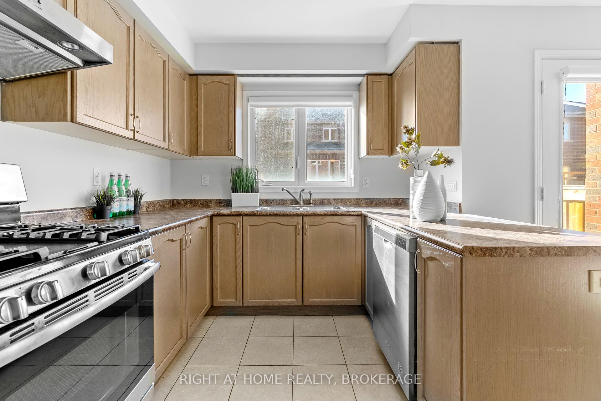 Photo 6 of 50 Humphrey Street, Hamilton, Waterdown — HOMEH