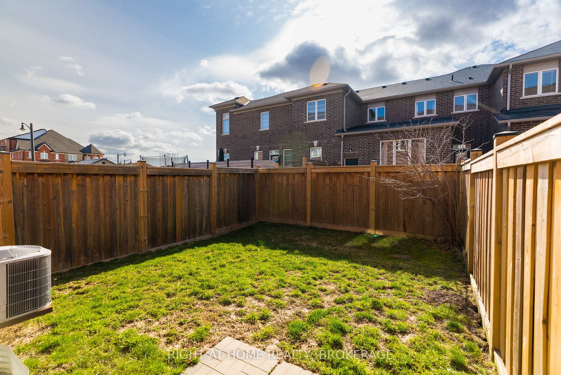 Photo 33 of 50 Humphrey Street, Hamilton, Waterdown — HOMEH