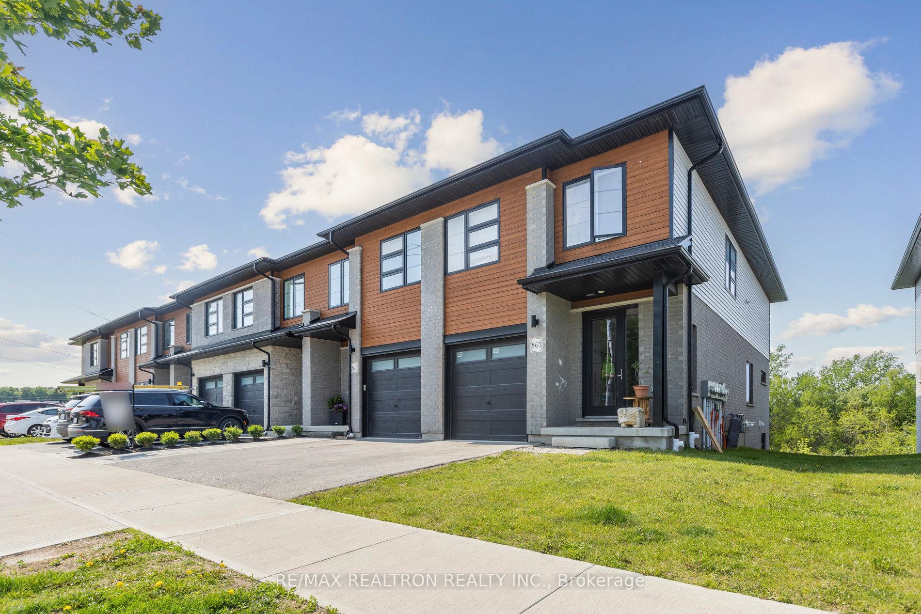Photo 2 of 867 Robert Ferrie Drive, Kitchener — HOMEH
