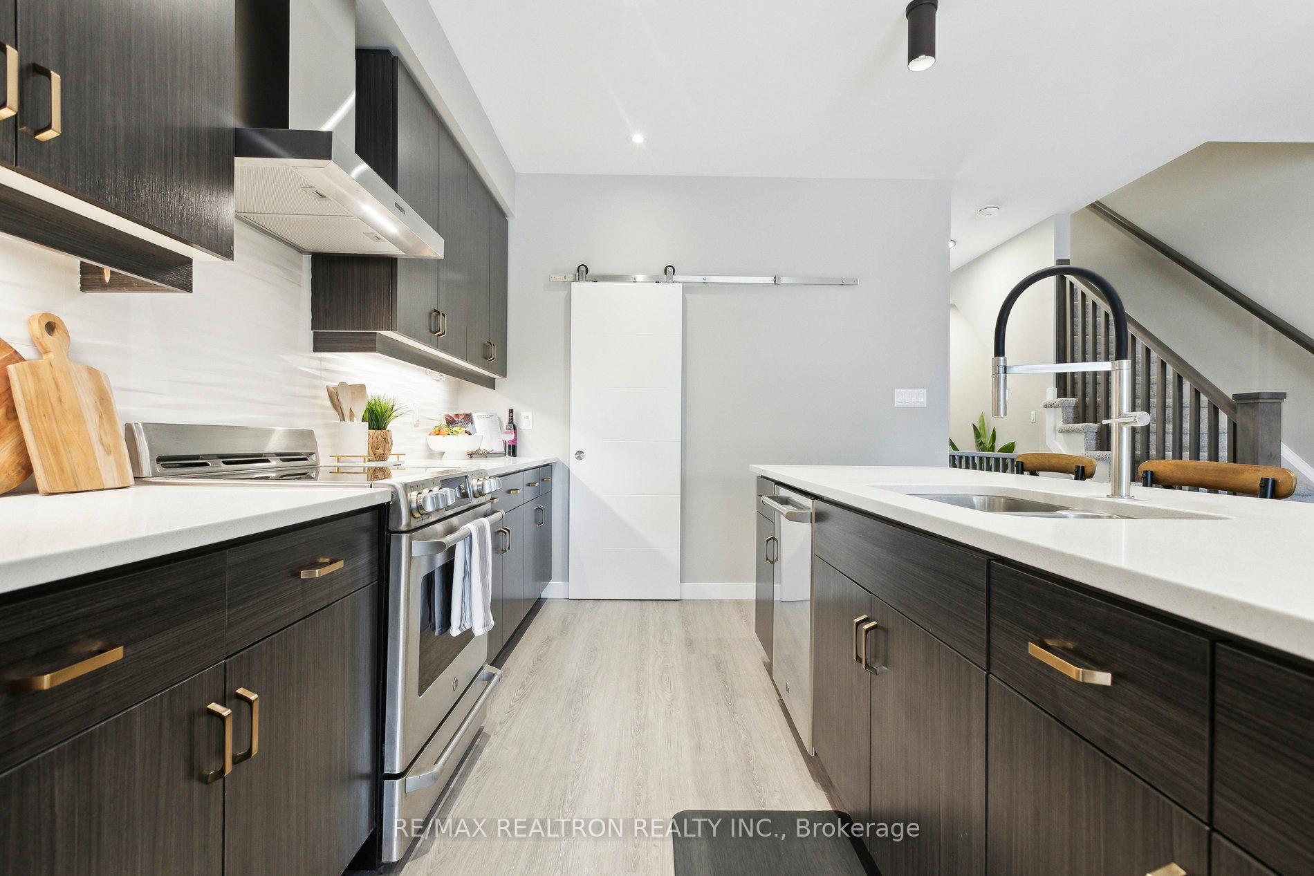 Photo 12 of 867 Robert Ferrie Drive, Kitchener — HOMEH