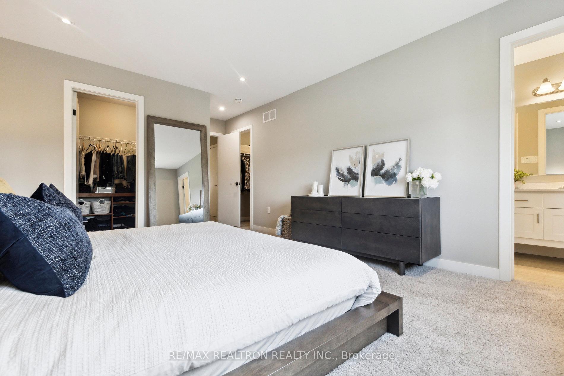 Photo 33 of 867 Robert Ferrie Drive, Kitchener — HOMEH