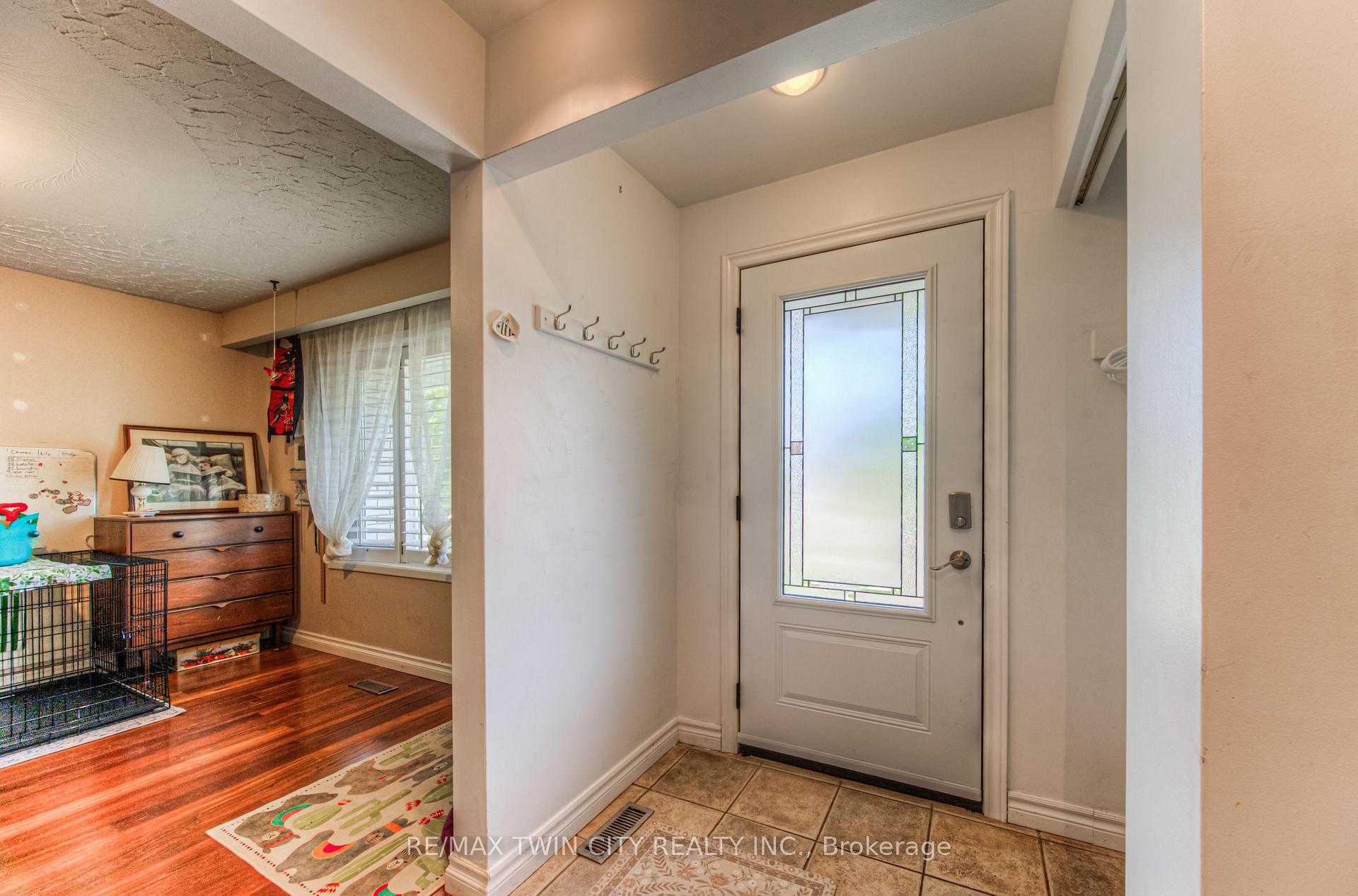 Photo 3 of 92 Pinehurst Crescent, Kitchener — HOMEH