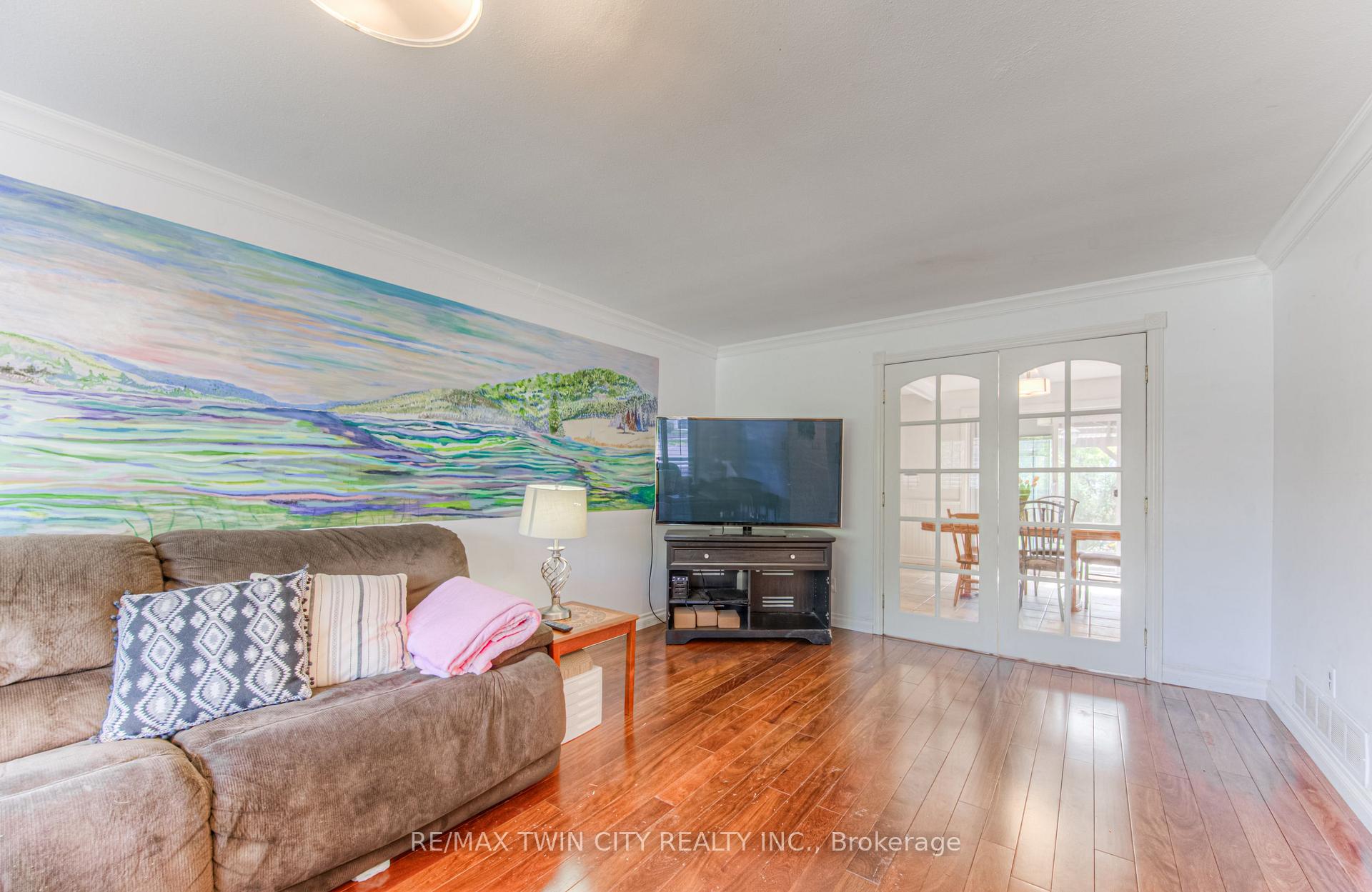 Photo 5 of 92 Pinehurst Crescent, Kitchener — HOMEH