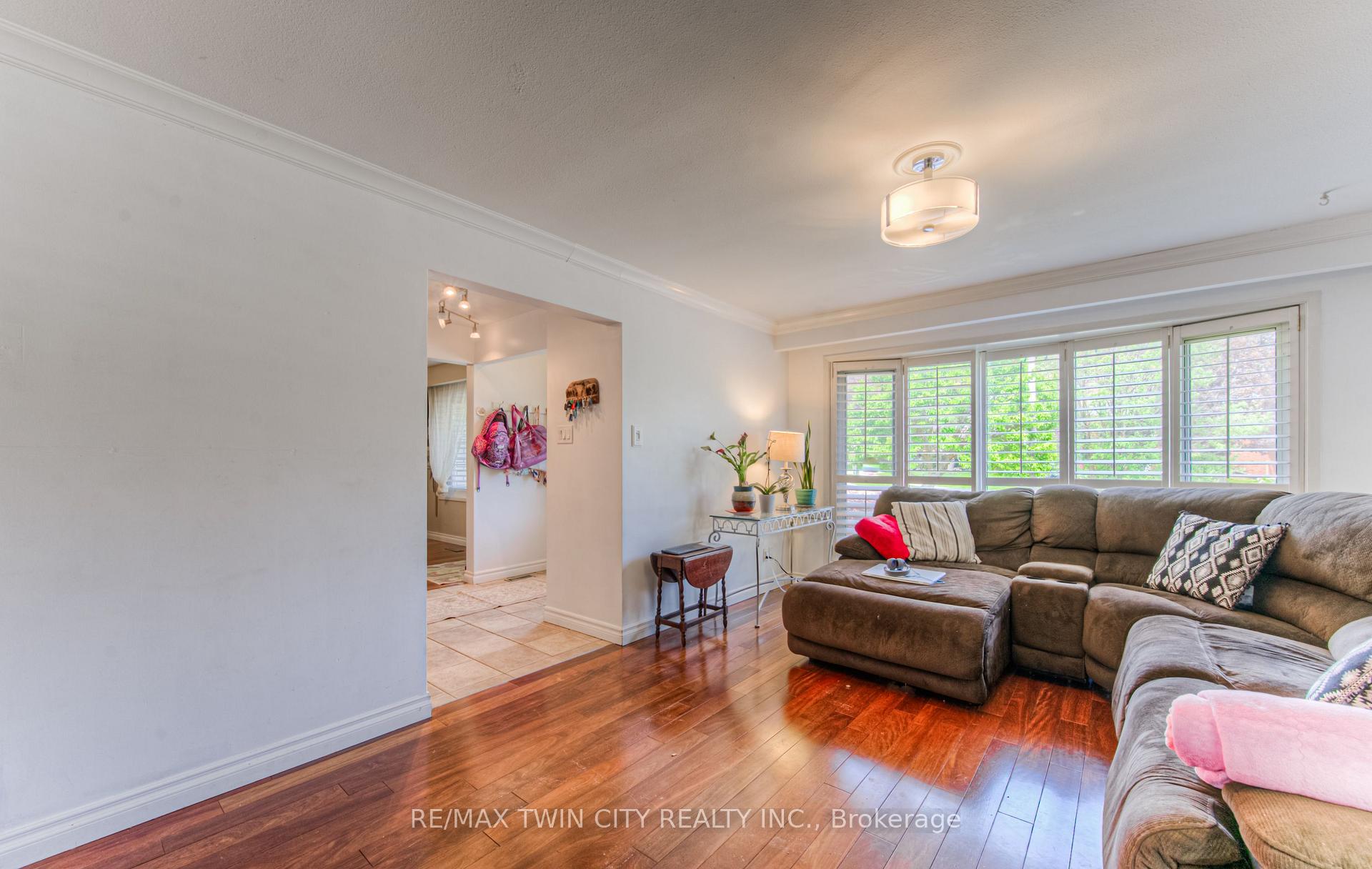 Photo 7 of 92 Pinehurst Crescent, Kitchener — HOMEH