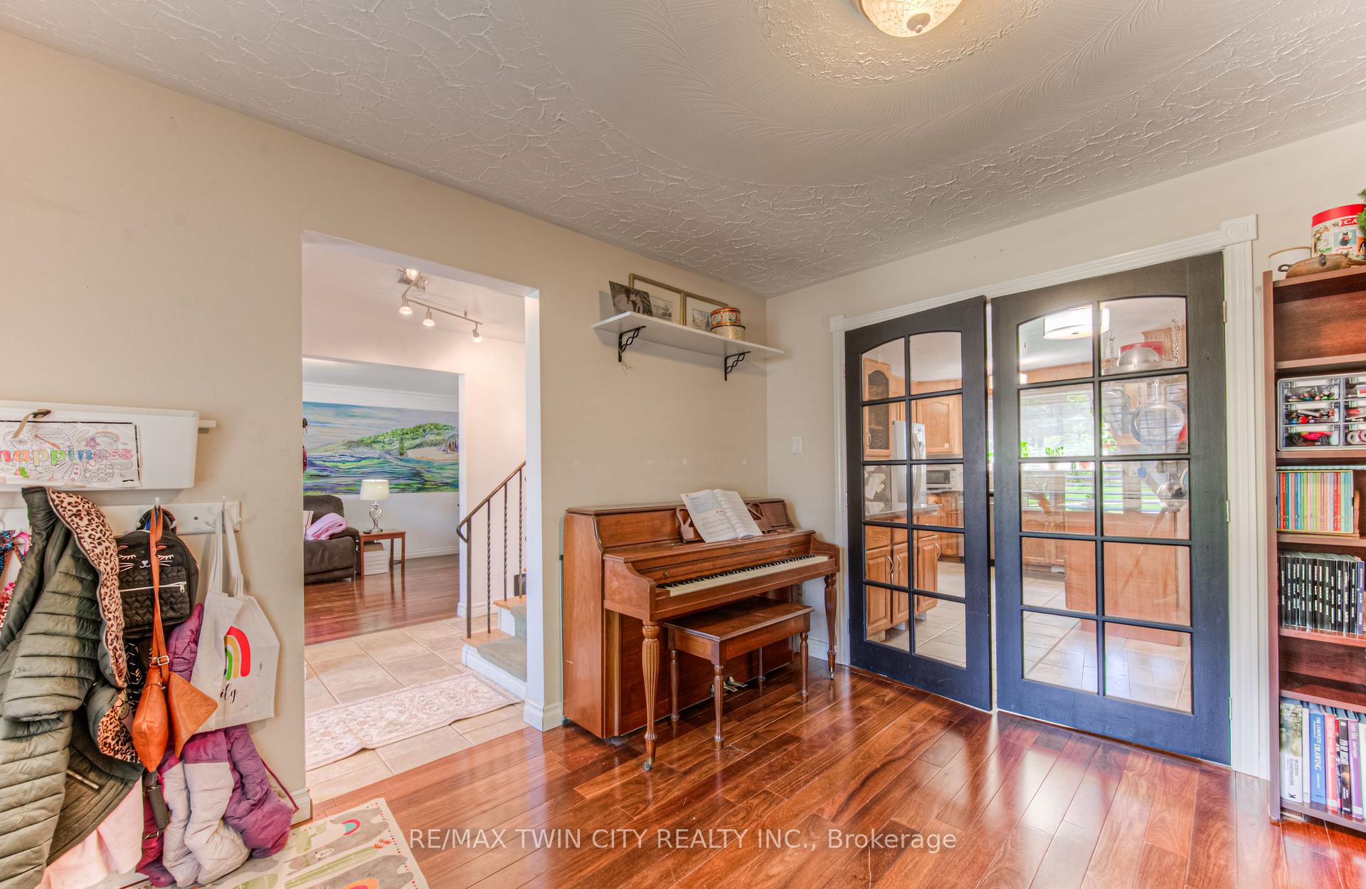 Photo 9 of 92 Pinehurst Crescent, Kitchener — HOMEH