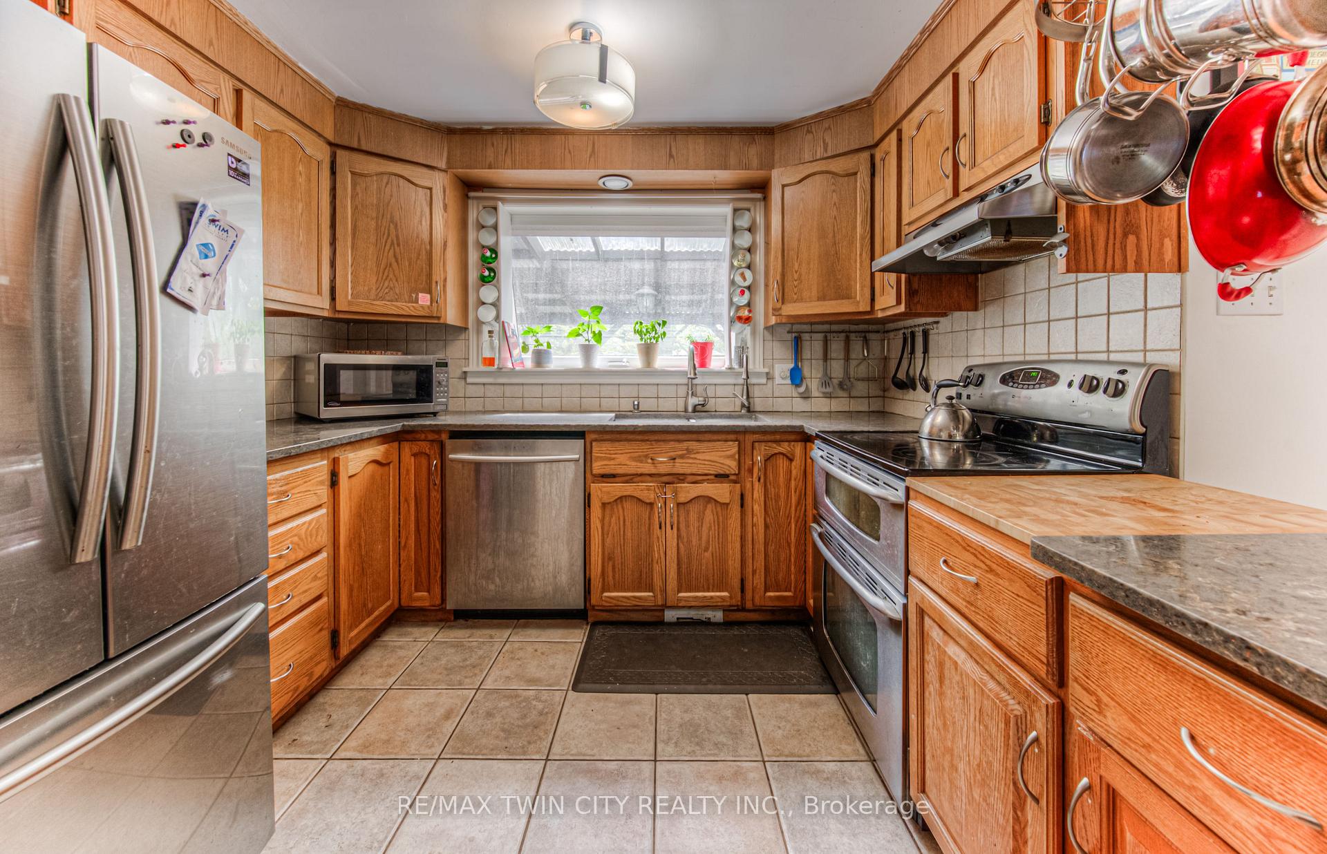 Photo 14 of 92 Pinehurst Crescent, Kitchener — HOMEH
