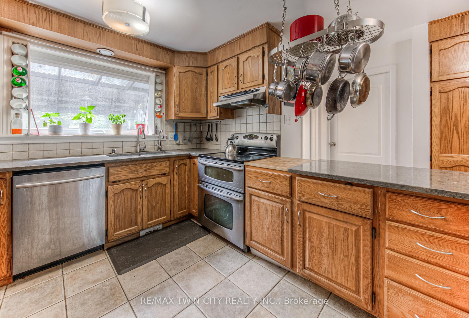 Photo 15 of 92 Pinehurst Crescent, Kitchener — HOMEH