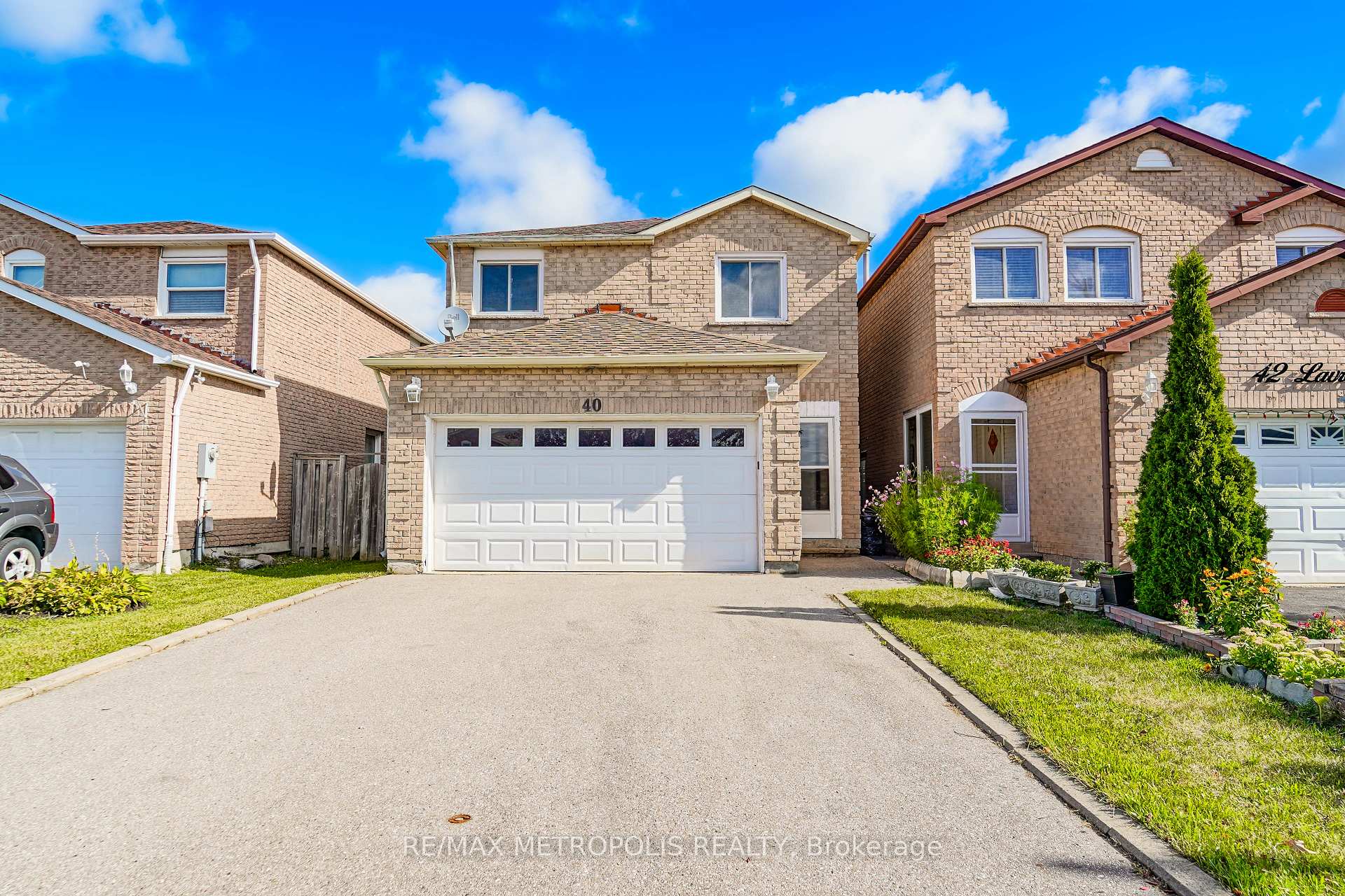 Photo 3 of 40 Lavron Court, Markham, Middlefield — HOMEH