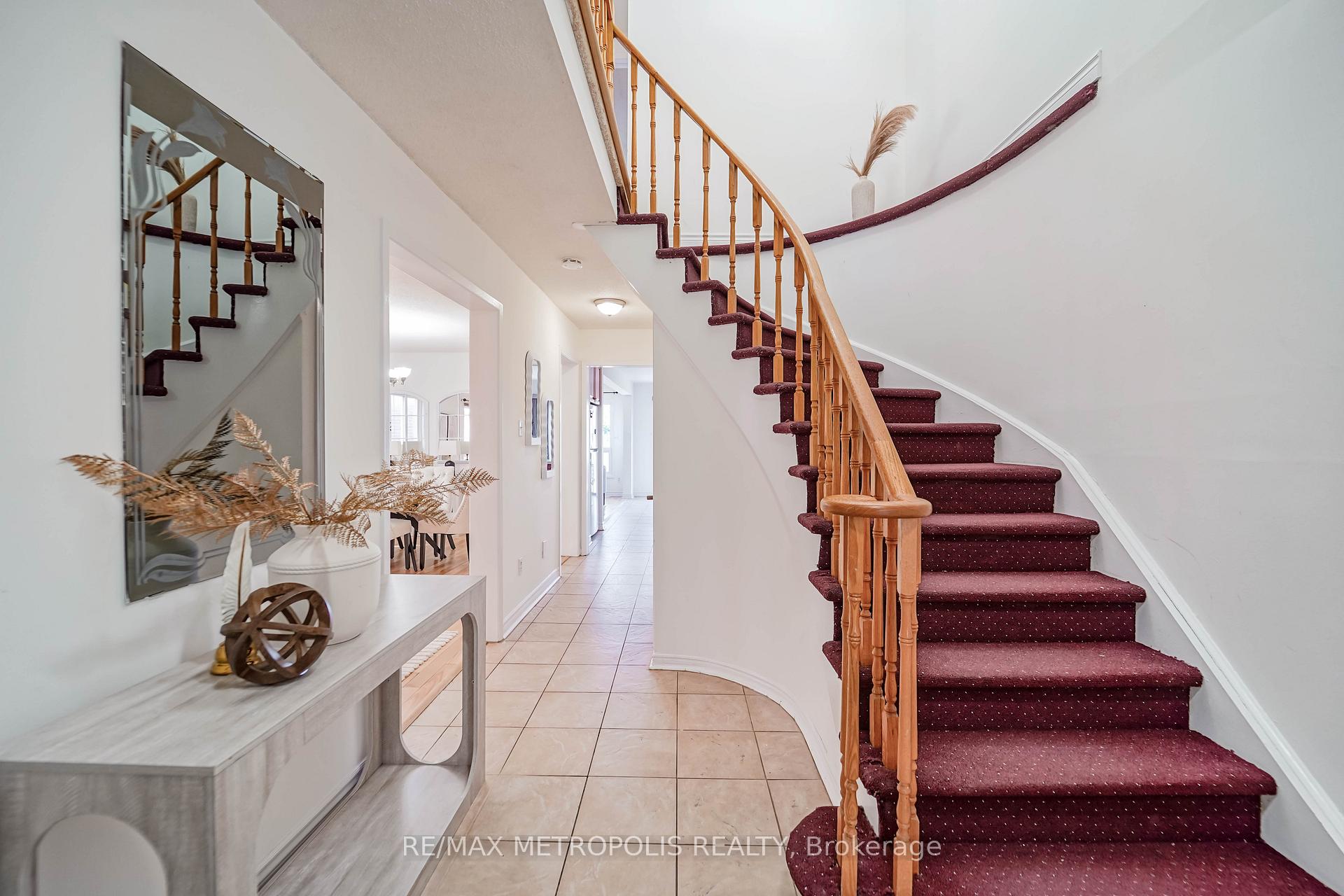 Photo 5 of 40 Lavron Court, Markham, Middlefield — HOMEH