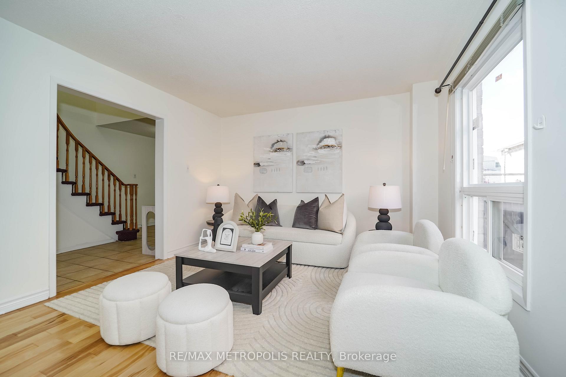 Photo 7 of 40 Lavron Court, Markham, Middlefield — HOMEH