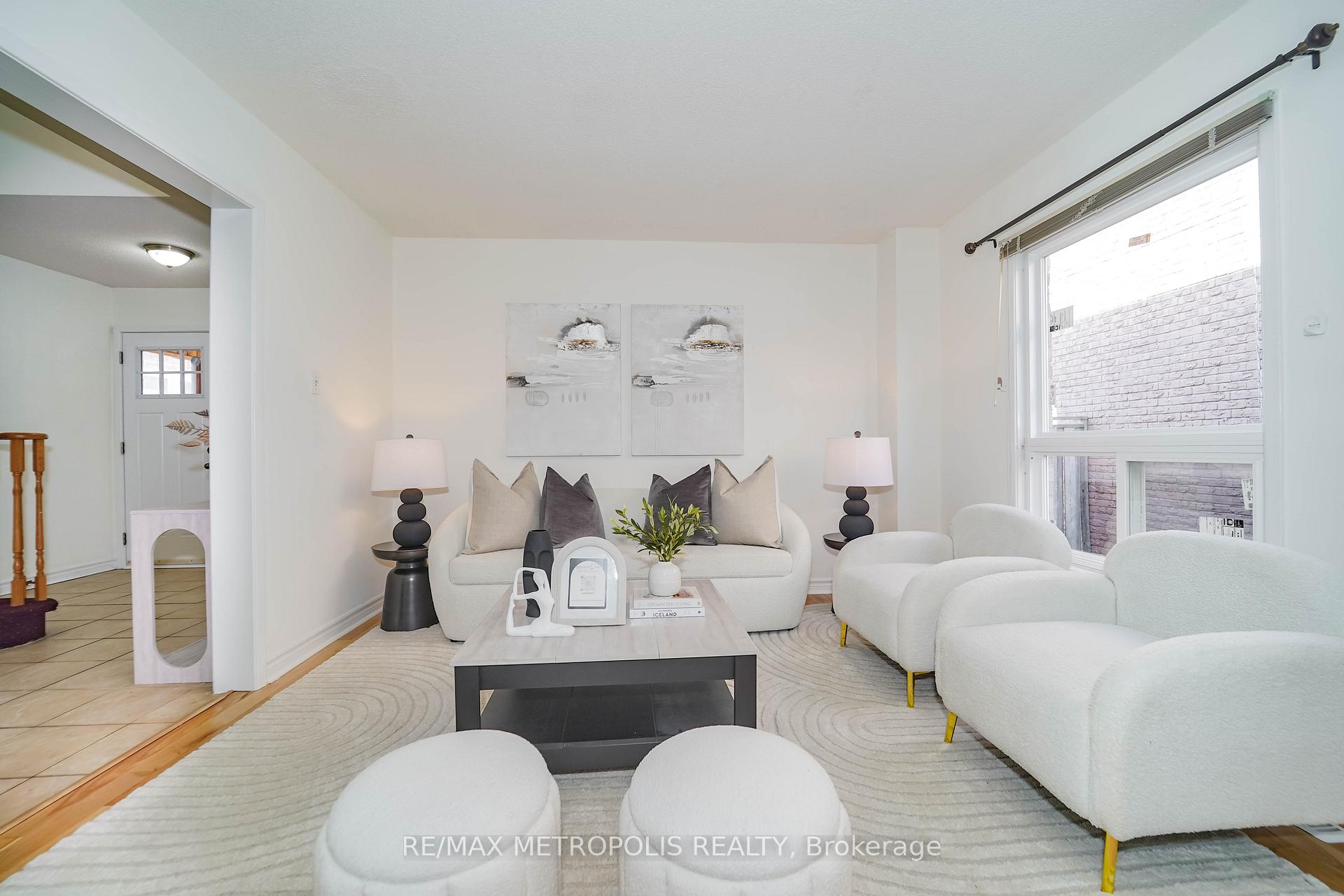 Photo 8 of 40 Lavron Court, Markham, Middlefield — HOMEH