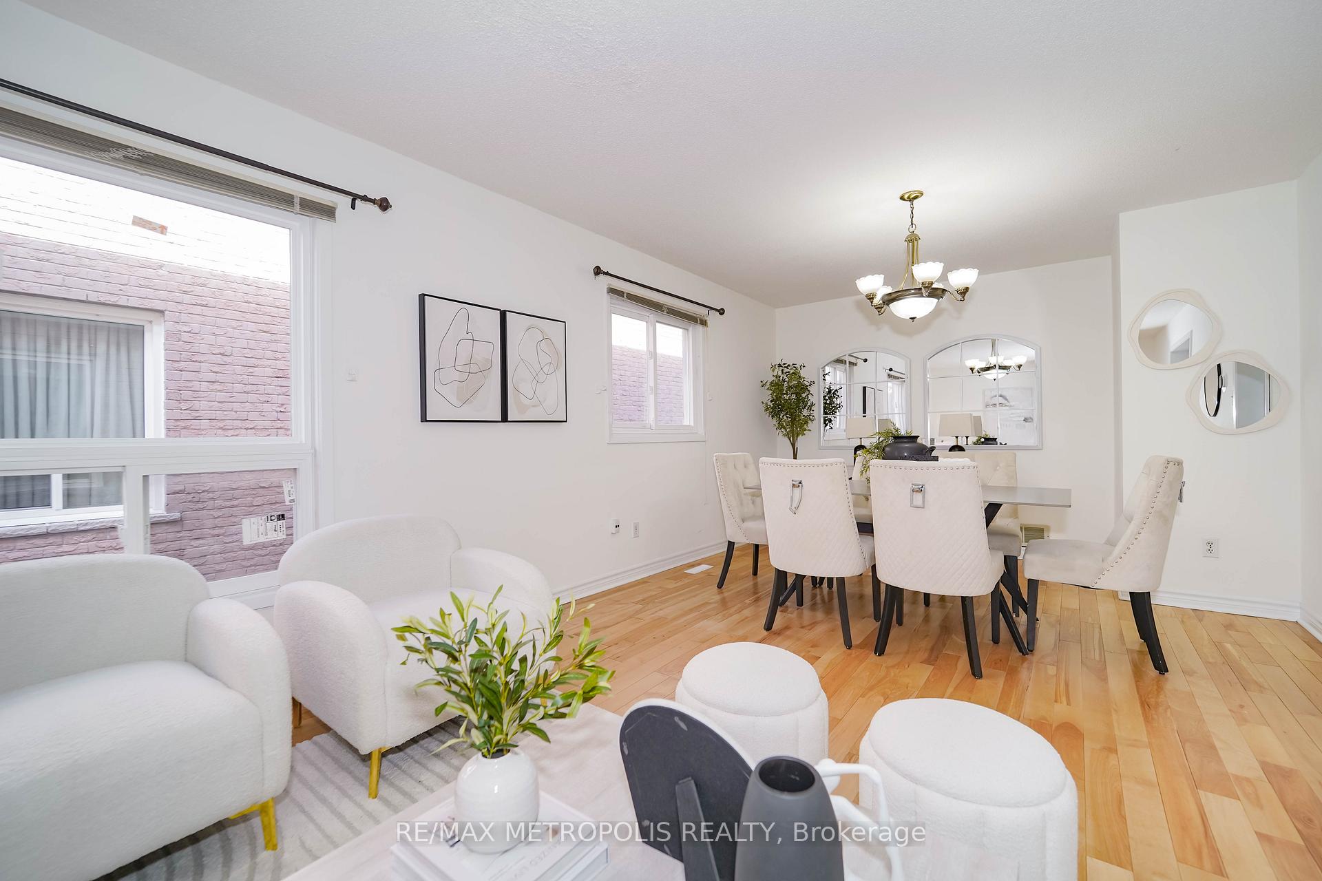 Photo 9 of 40 Lavron Court, Markham, Middlefield — HOMEH