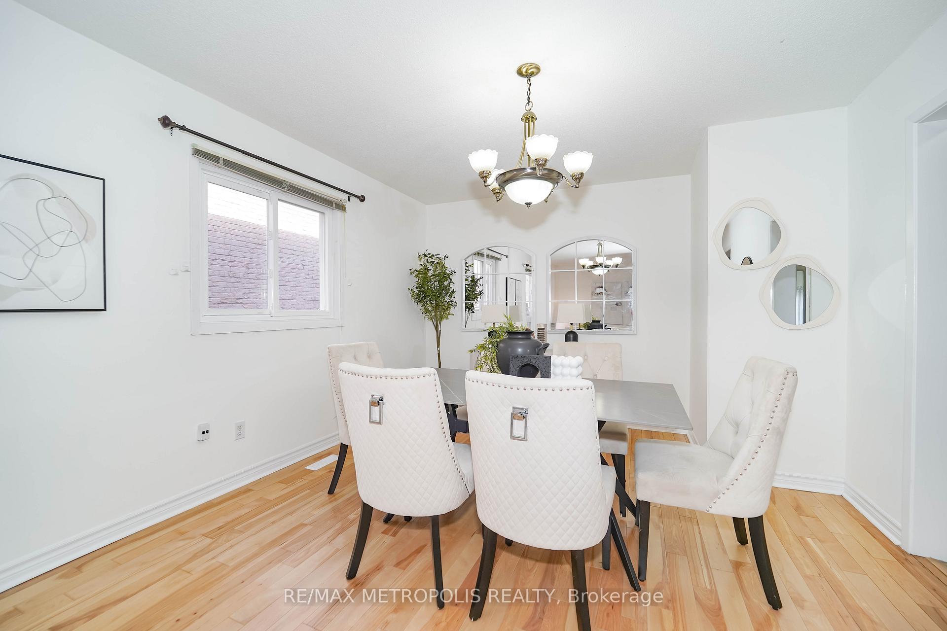 Photo 10 of 40 Lavron Court, Markham, Middlefield — HOMEH