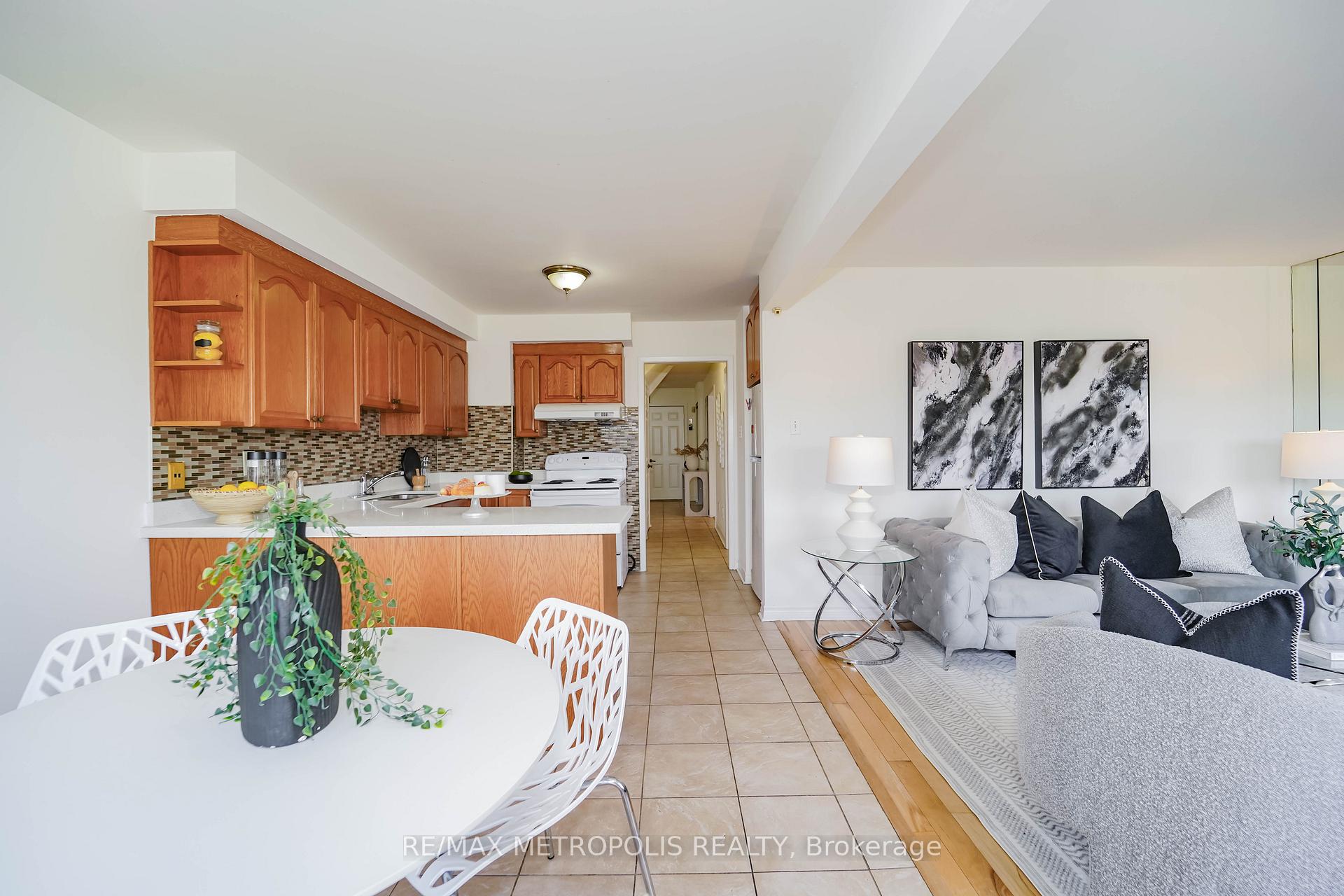 Photo 15 of 40 Lavron Court, Markham, Middlefield — HOMEH
