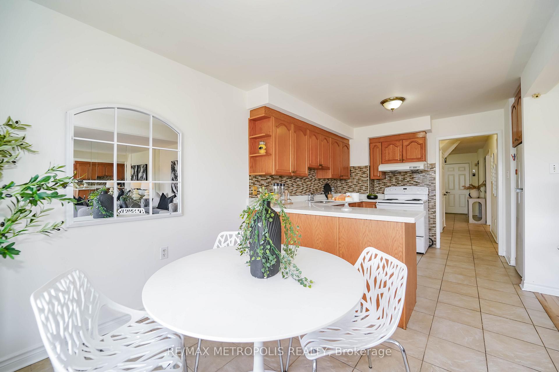 Photo 16 of 40 Lavron Court, Markham, Middlefield — HOMEH