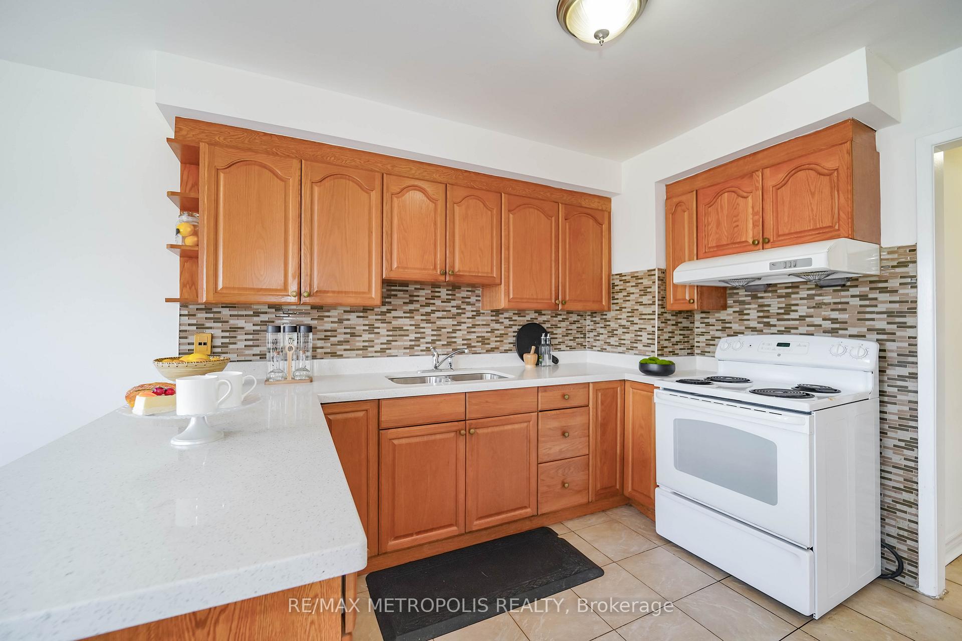 Photo 17 of 40 Lavron Court, Markham, Middlefield — HOMEH