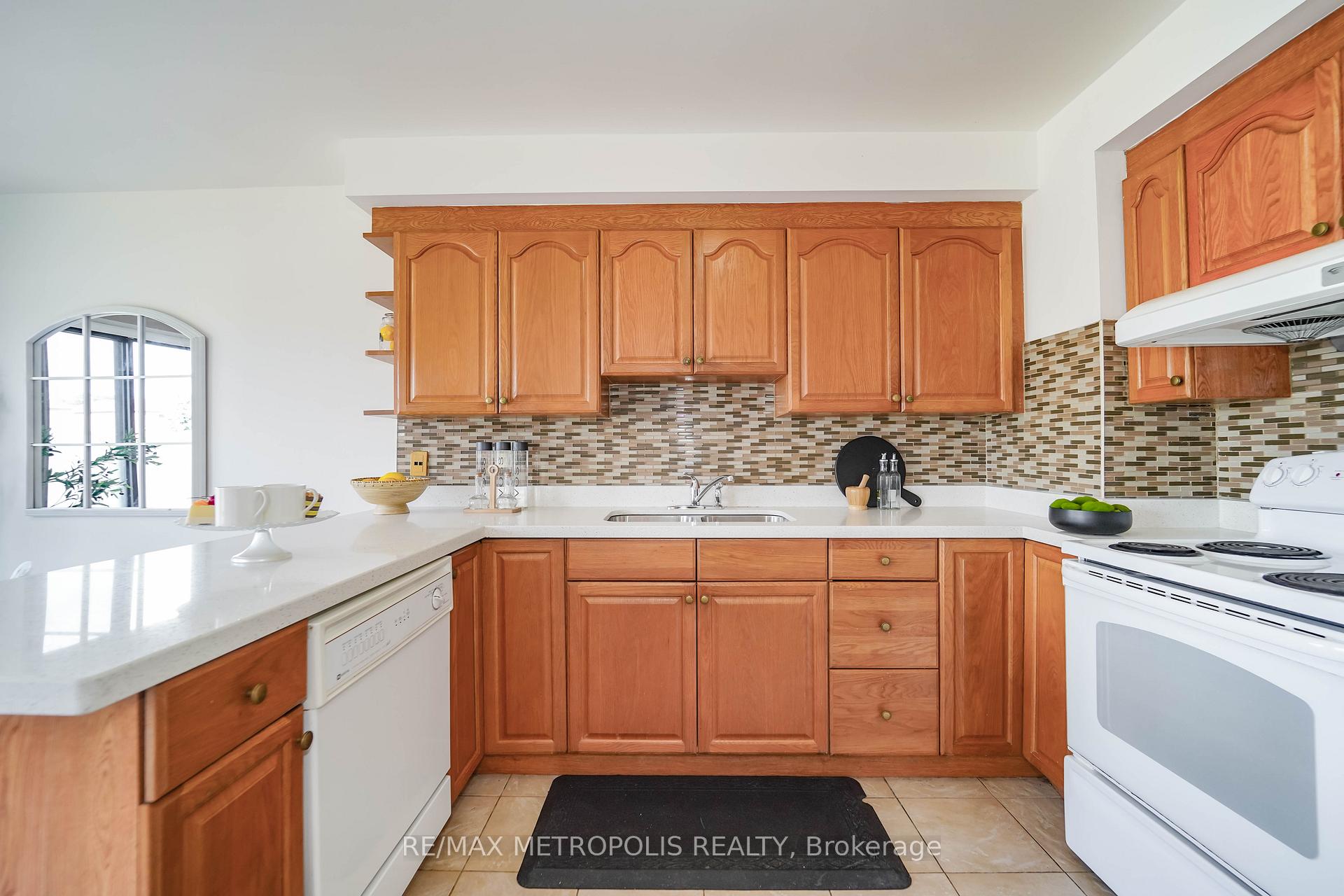 Photo 18 of 40 Lavron Court, Markham, Middlefield — HOMEH