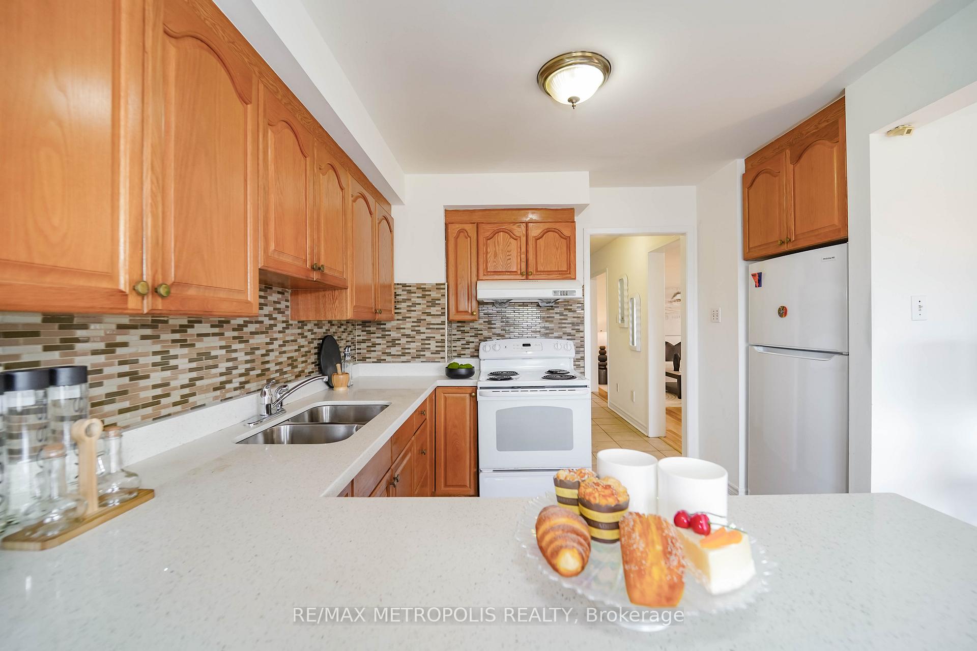 Photo 19 of 40 Lavron Court, Markham, Middlefield — HOMEH