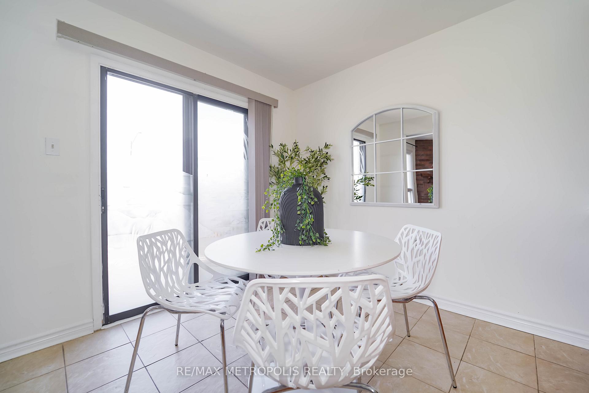 Photo 25 of 40 Lavron Court, Markham, Middlefield — HOMEH