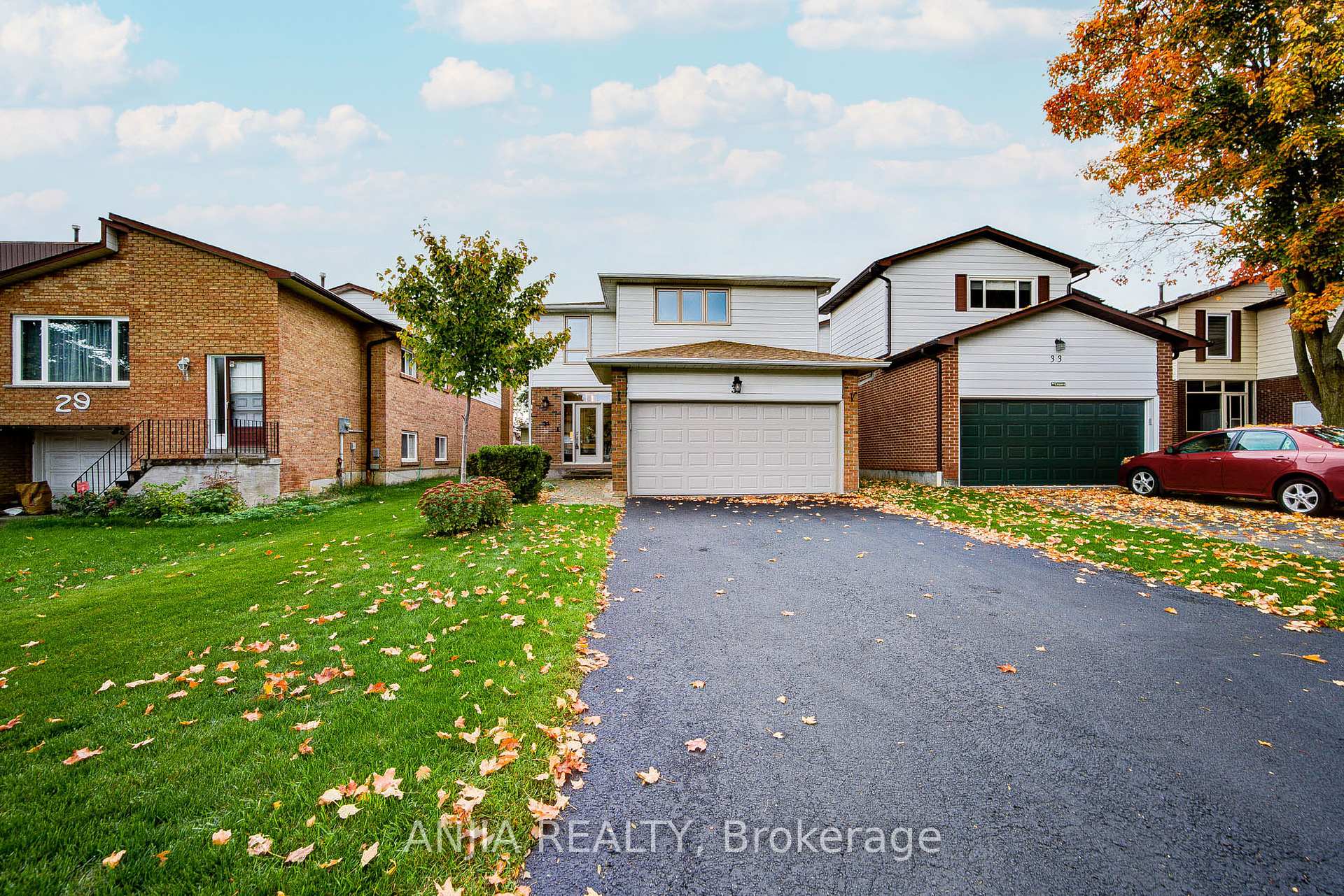 Photo 2 of 31 Holm Crescent, Markham, Aileen-Willowbrook — HOMEH