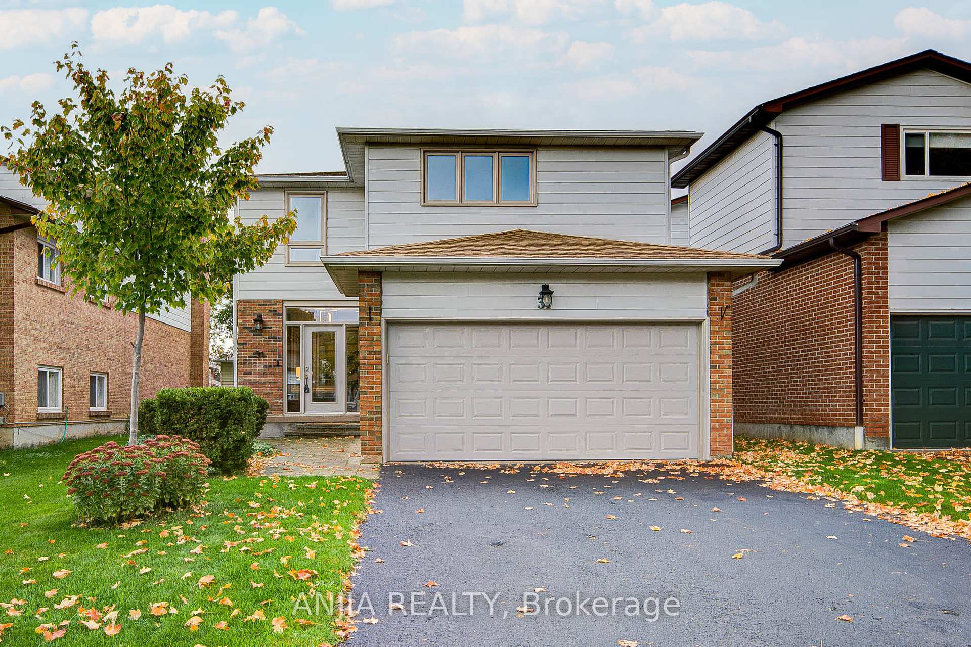 Photo 3 of 31 Holm Crescent, Markham, Aileen-Willowbrook — HOMEH