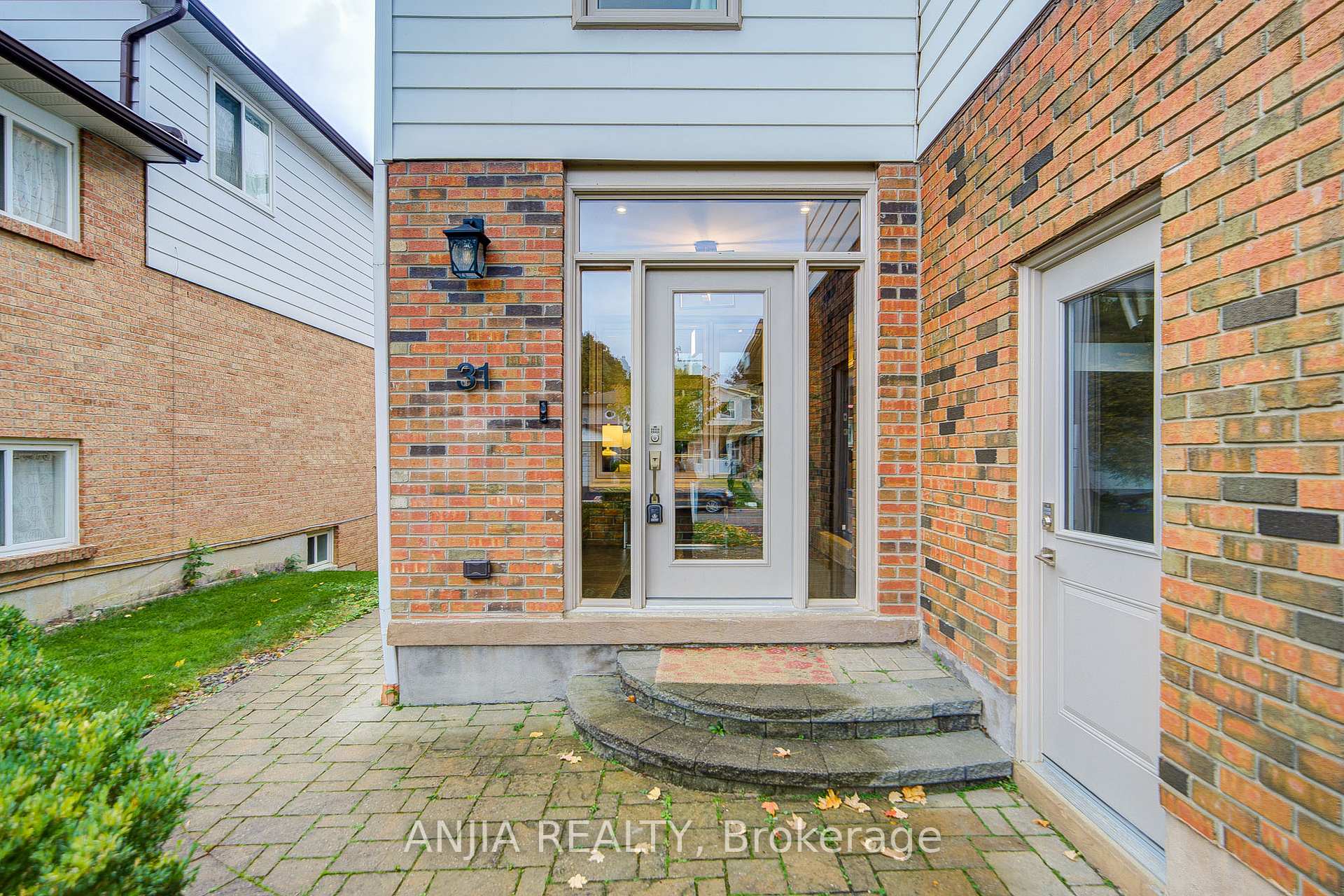 Photo 4 of 31 Holm Crescent, Markham, Aileen-Willowbrook — HOMEH