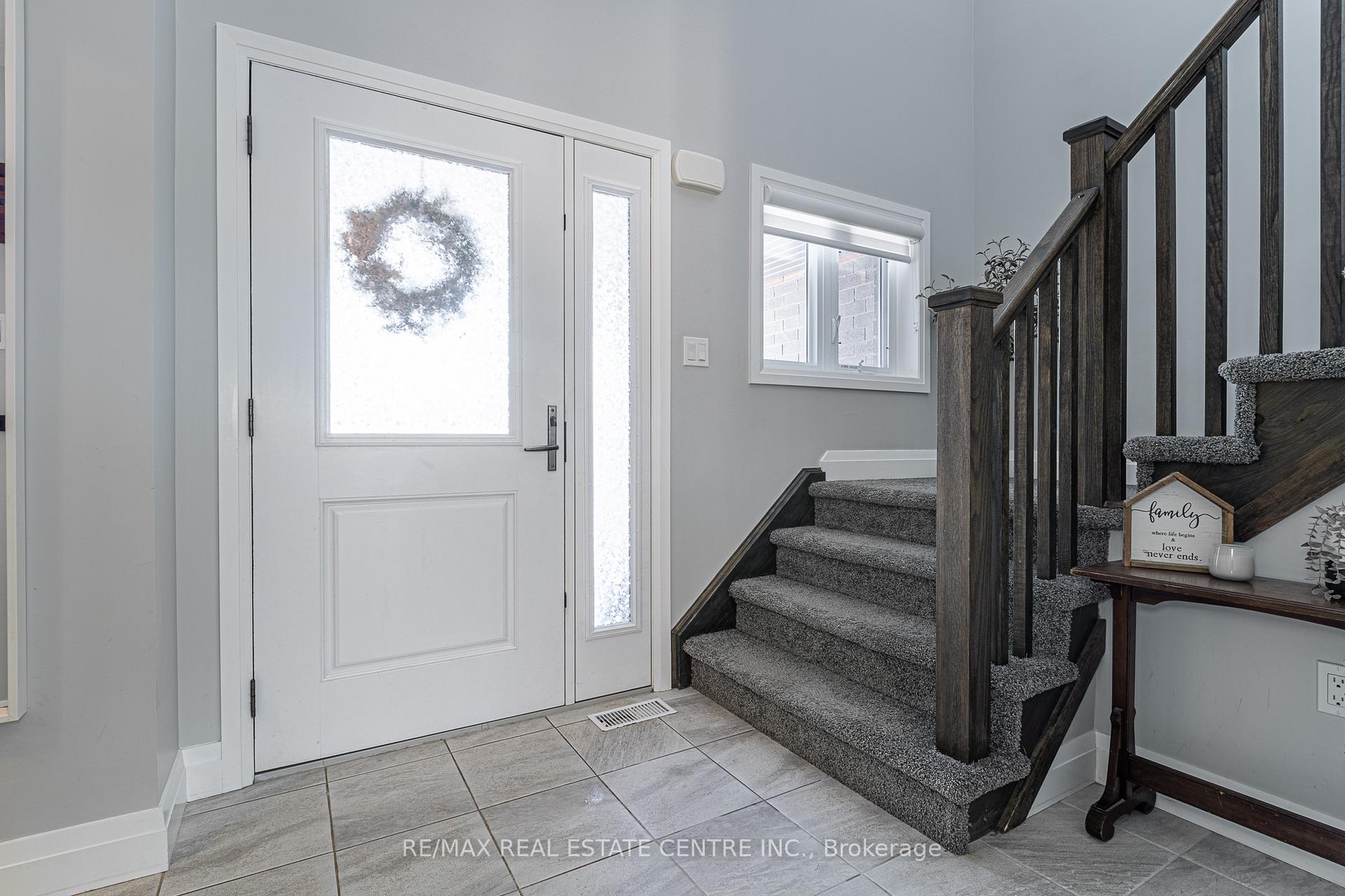 Photo 3 of 103 Bridge Crescent, Minto — HOMEH