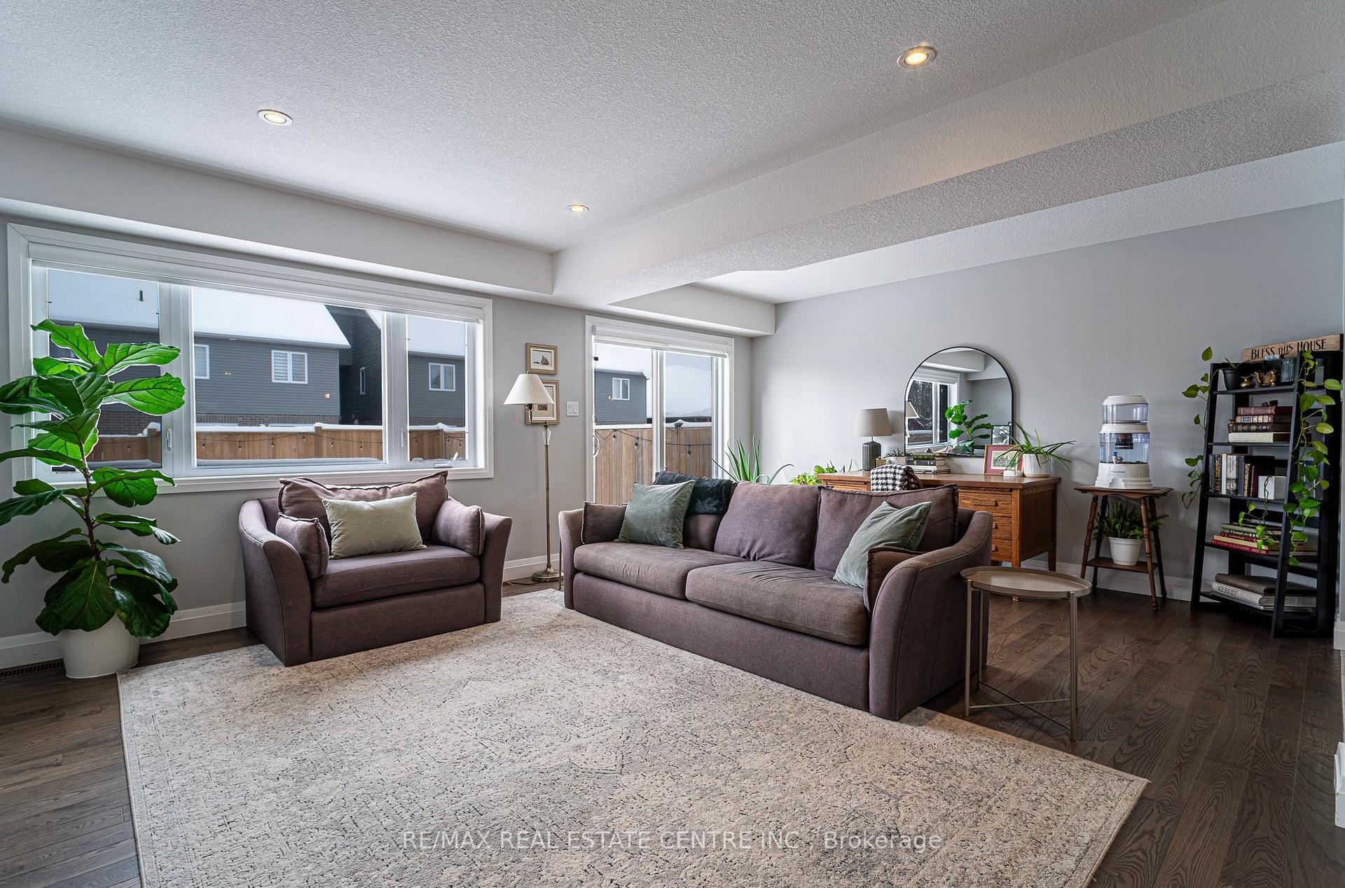 Photo 8 of 103 Bridge Crescent, Minto — HOMEH