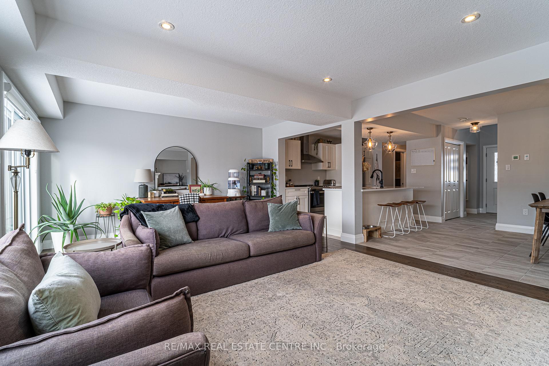 Photo 9 of 103 Bridge Crescent, Minto — HOMEH