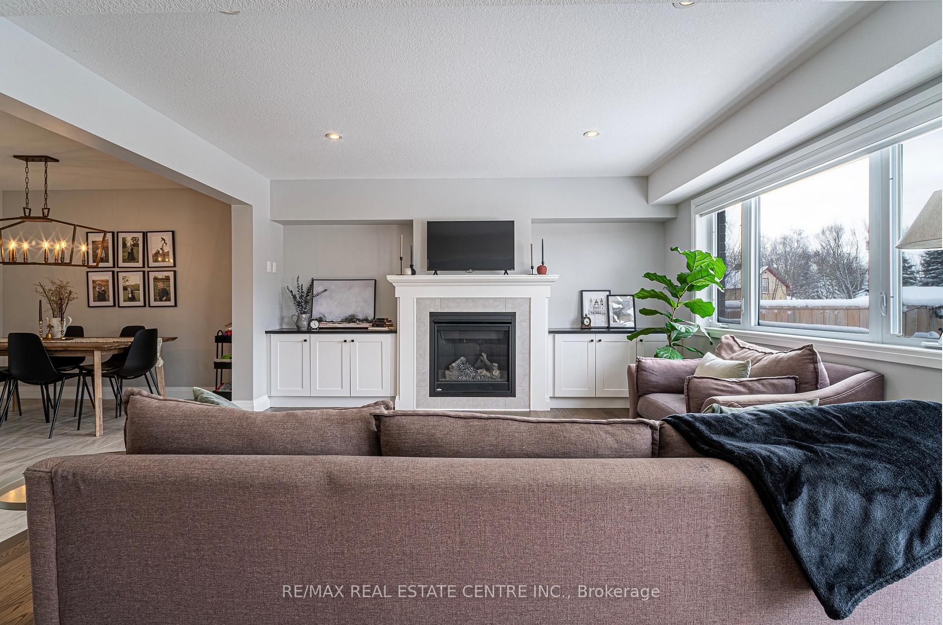 Photo 10 of 103 Bridge Crescent, Minto — HOMEH