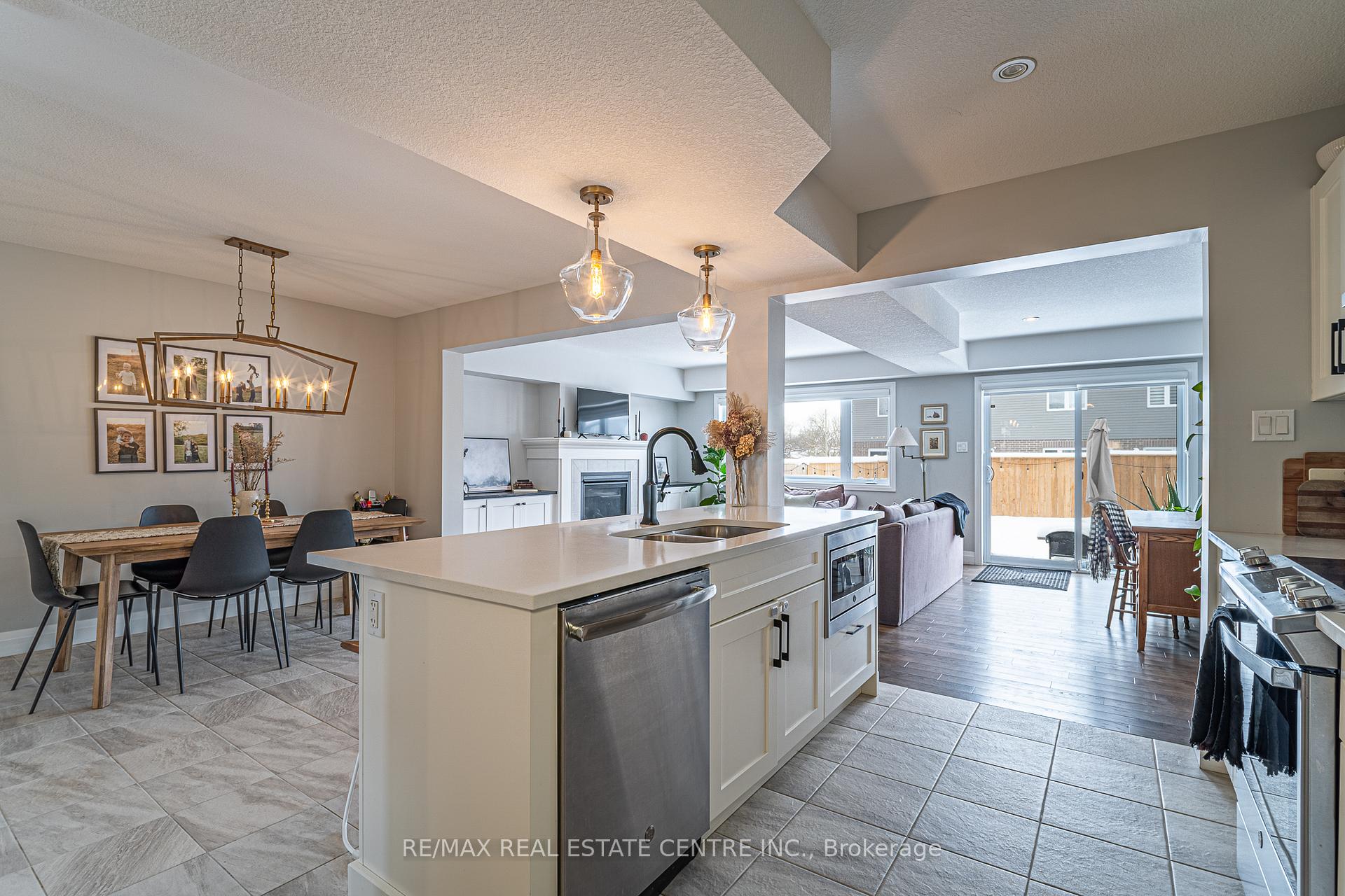 Photo 14 of 103 Bridge Crescent, Minto — HOMEH