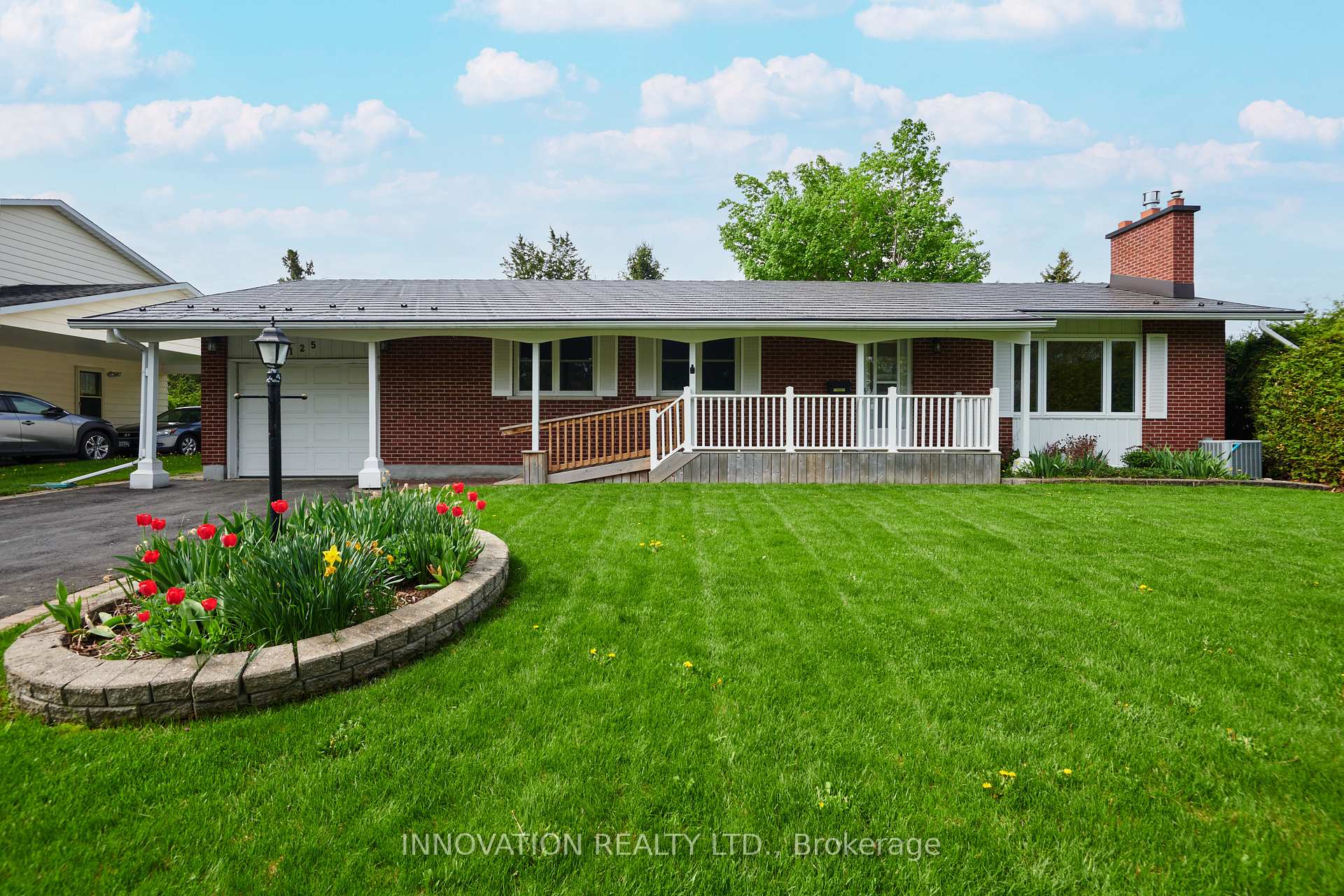 Front of 125 Country Lane W