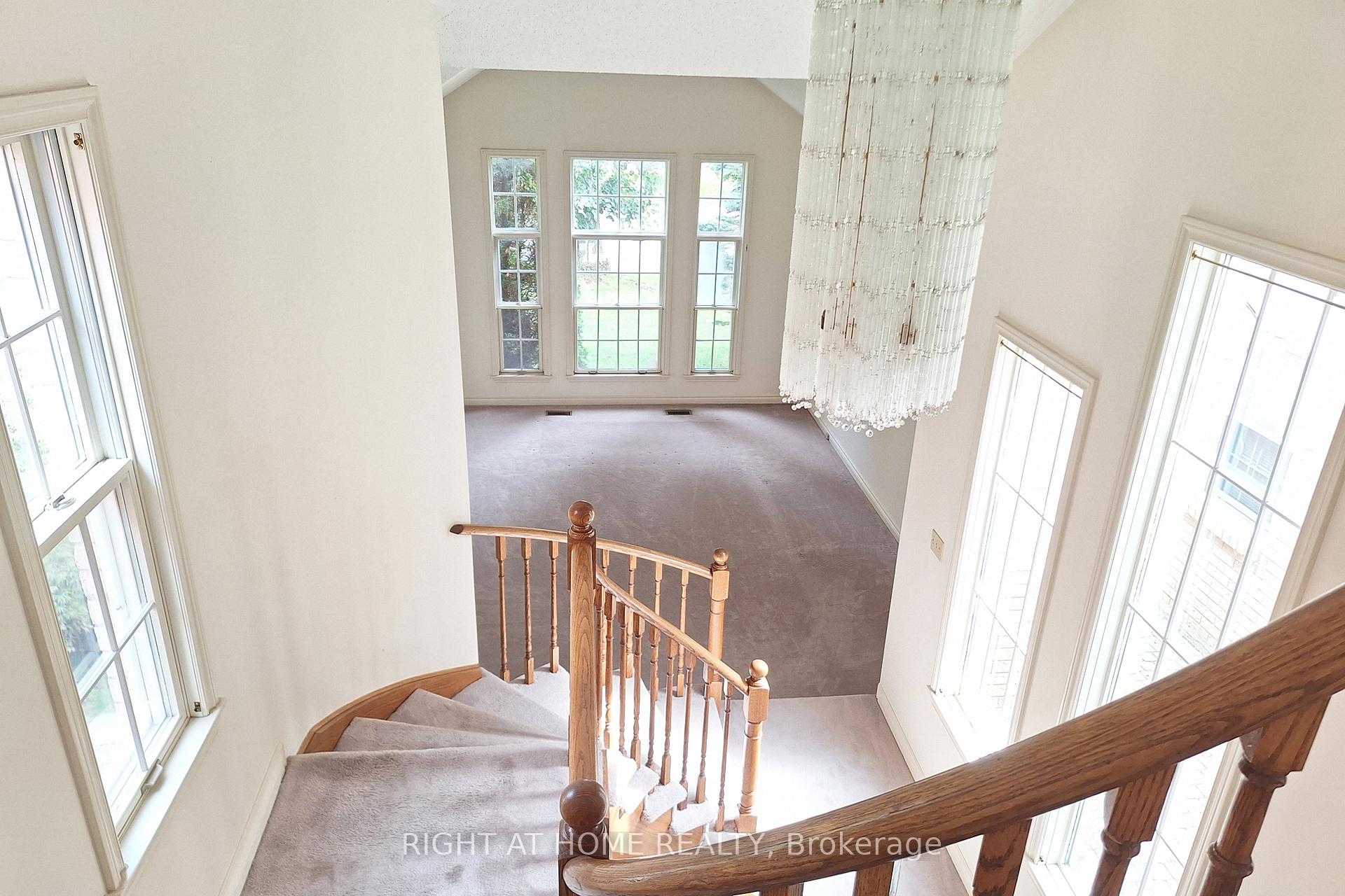 Photo 3 of 10 Millstone Court, Markham, Unionville — HOMEH