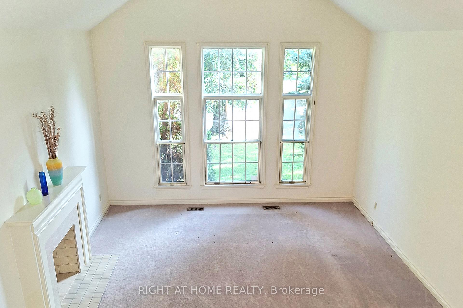 Photo 4 of 10 Millstone Court, Markham, Unionville — HOMEH