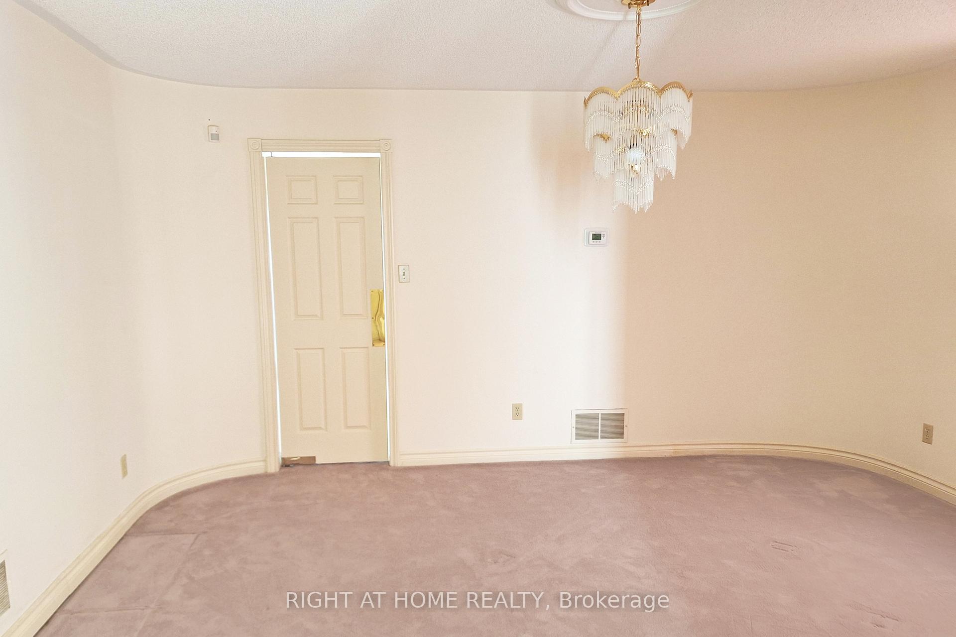 Photo 6 of 10 Millstone Court, Markham, Unionville — HOMEH