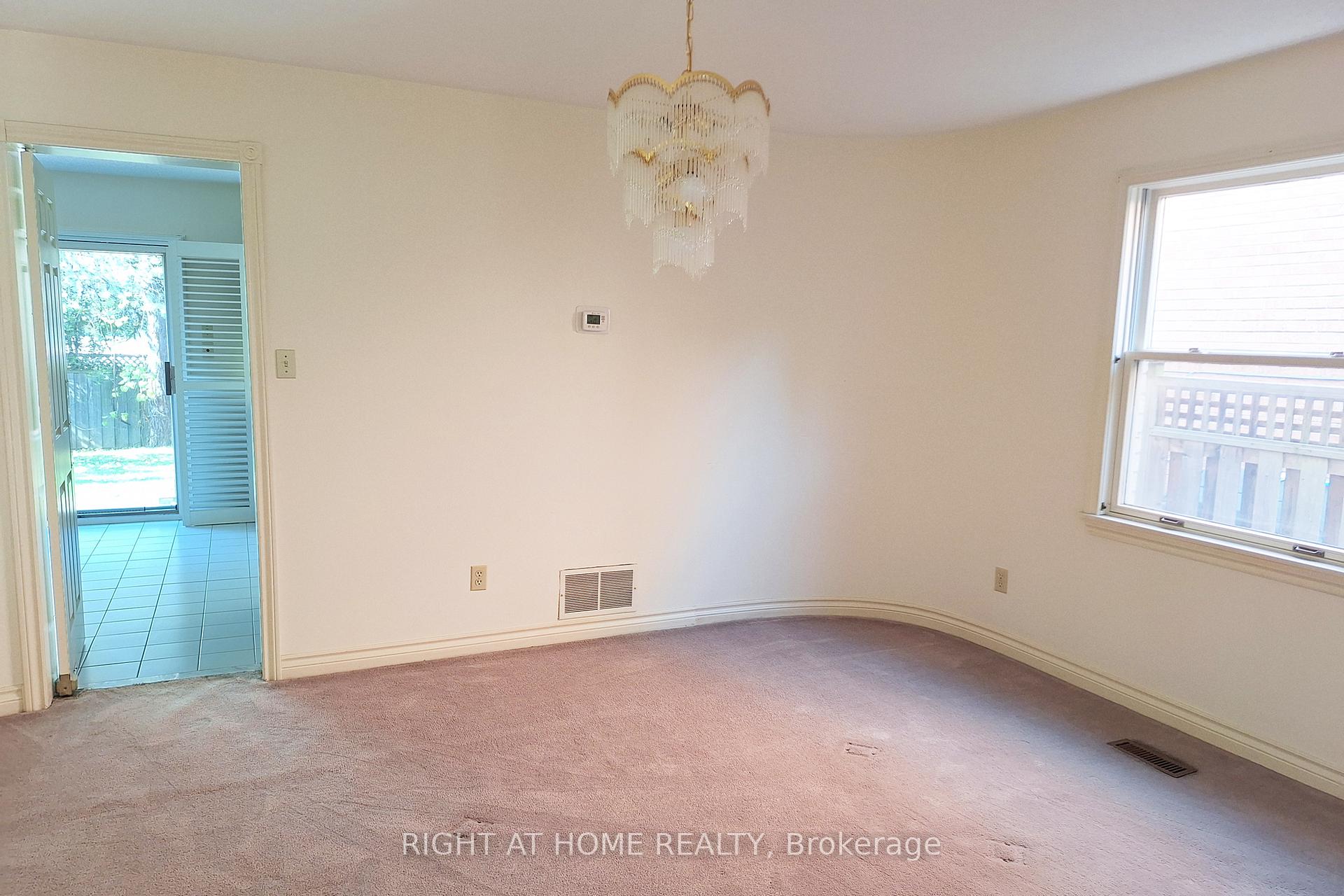 Photo 7 of 10 Millstone Court, Markham, Unionville — HOMEH