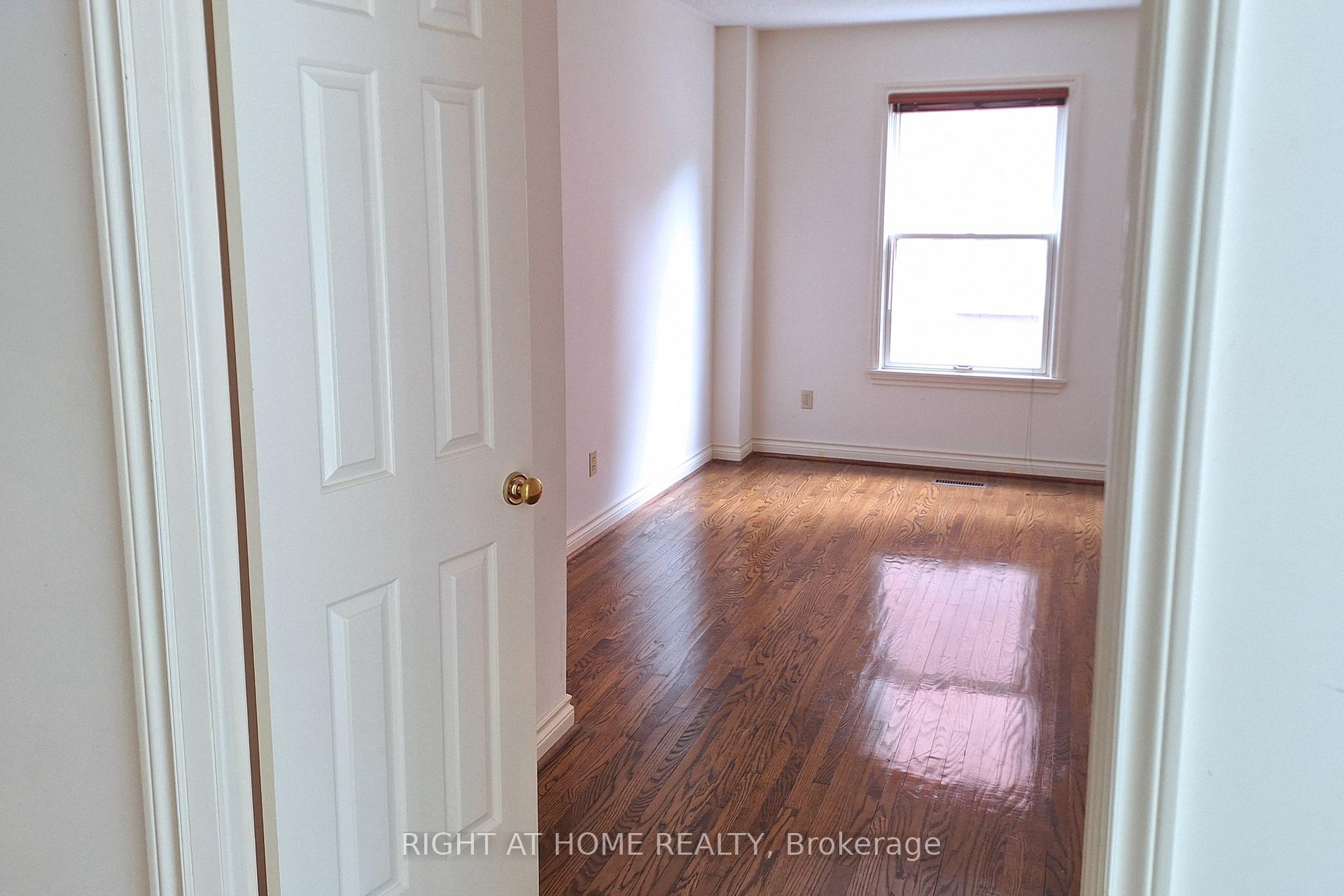 Photo 8 of 10 Millstone Court, Markham, Unionville — HOMEH