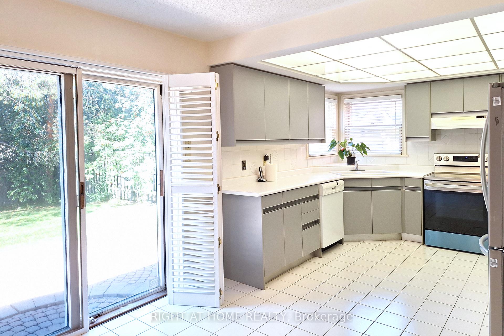 Photo 12 of 10 Millstone Court, Markham, Unionville — HOMEH